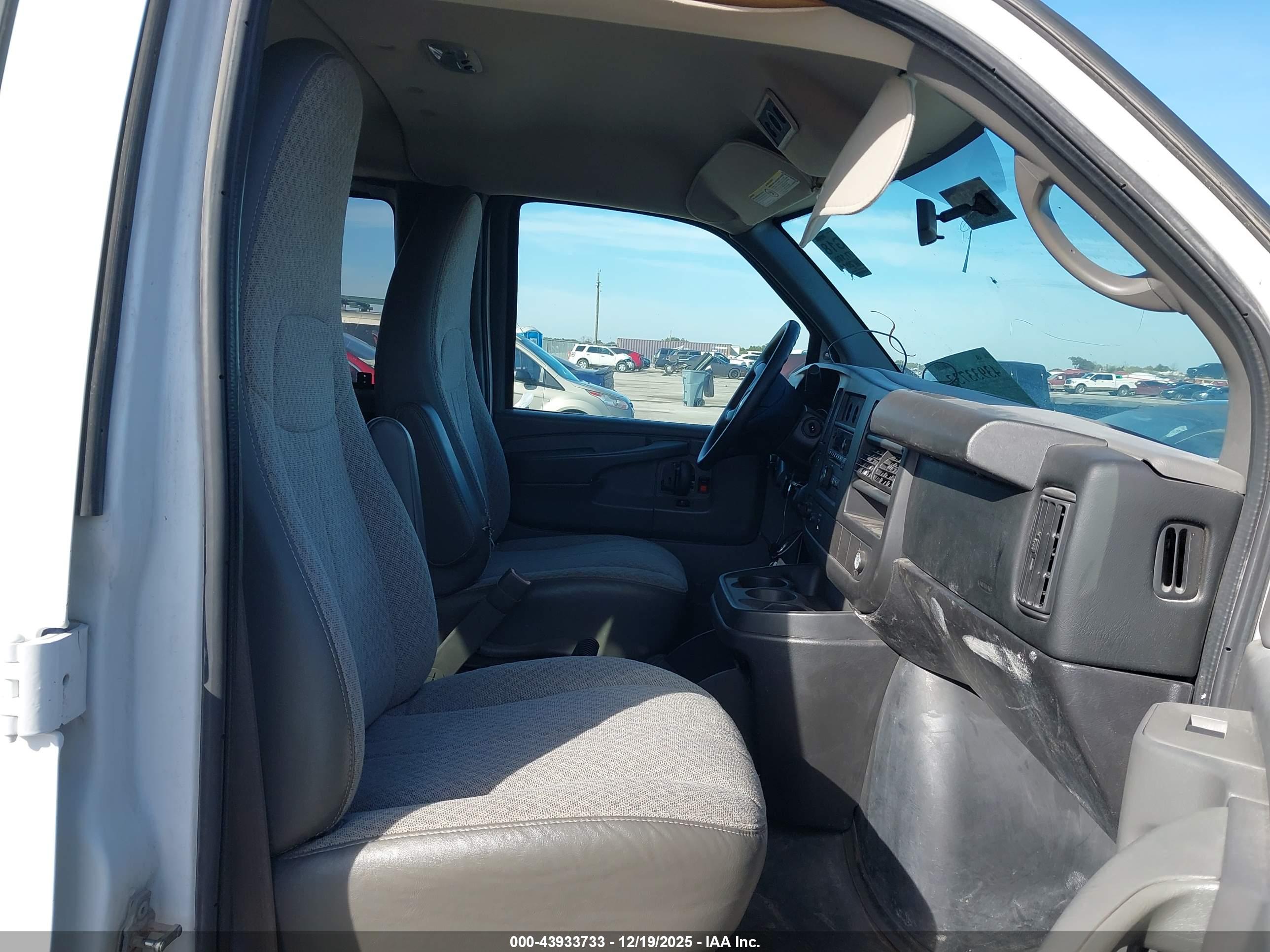 CHEVROLET EXPRESS image 5