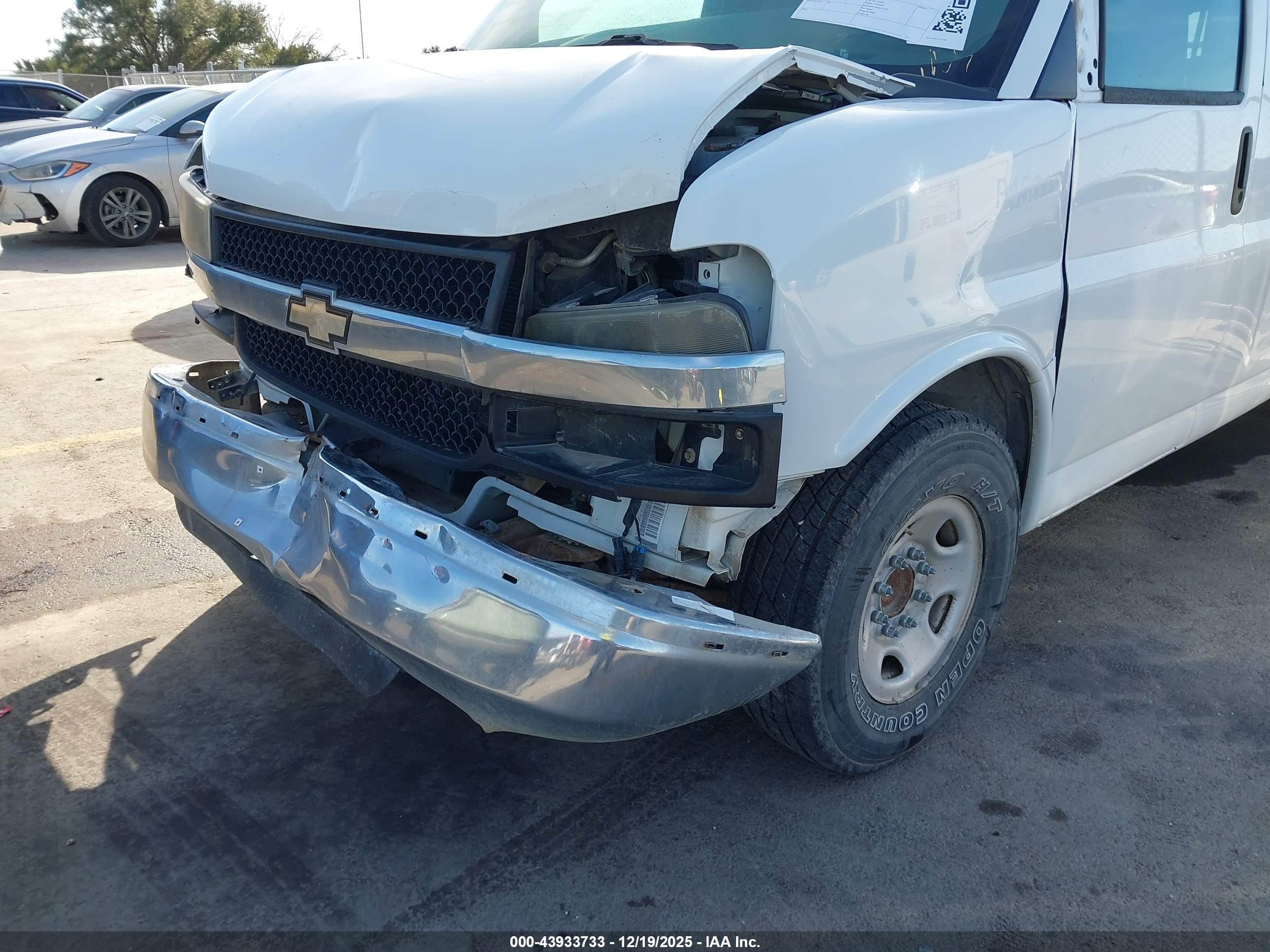 CHEVROLET EXPRESS image 6