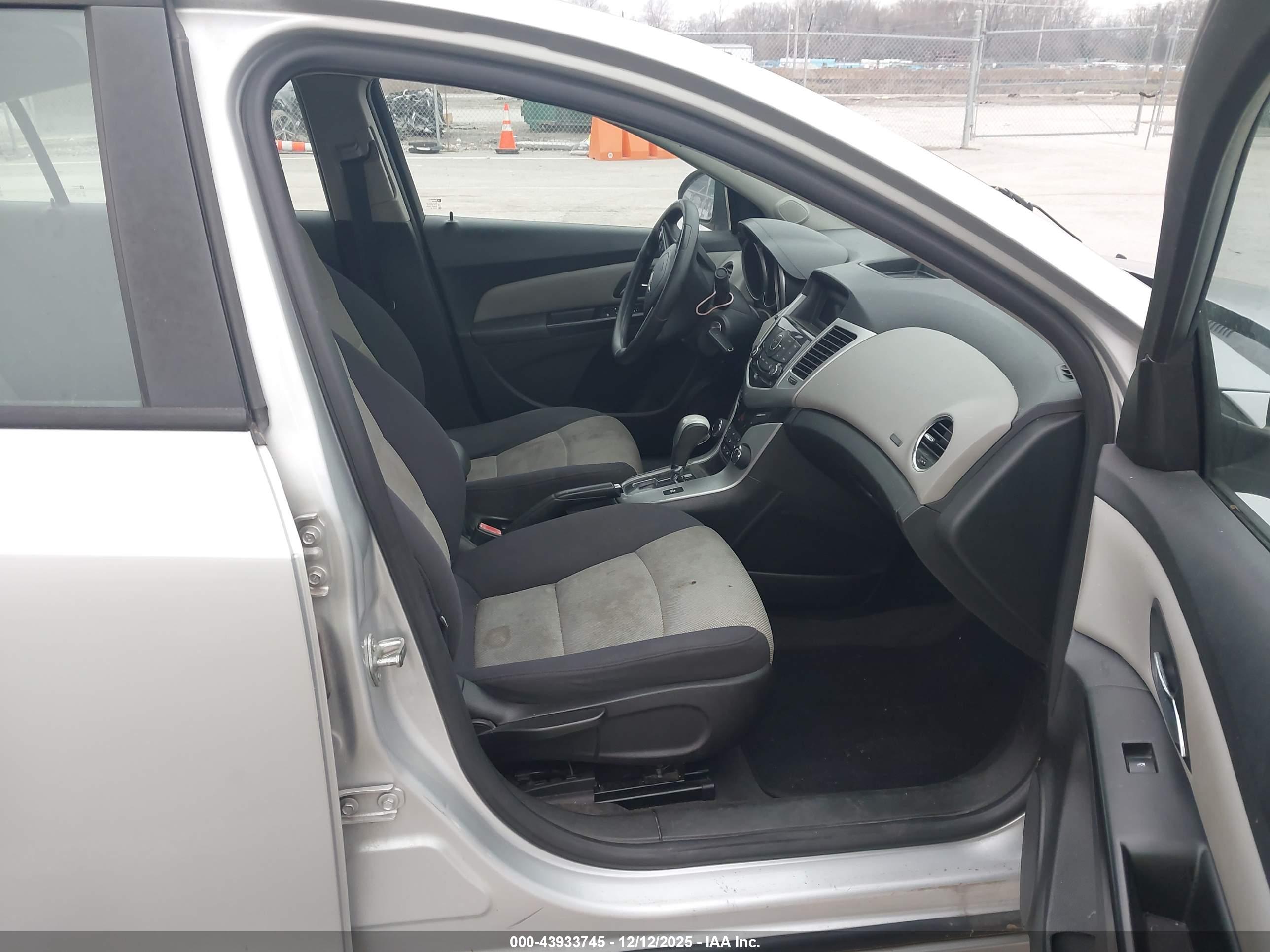 CHEVROLET CRUZE image 5