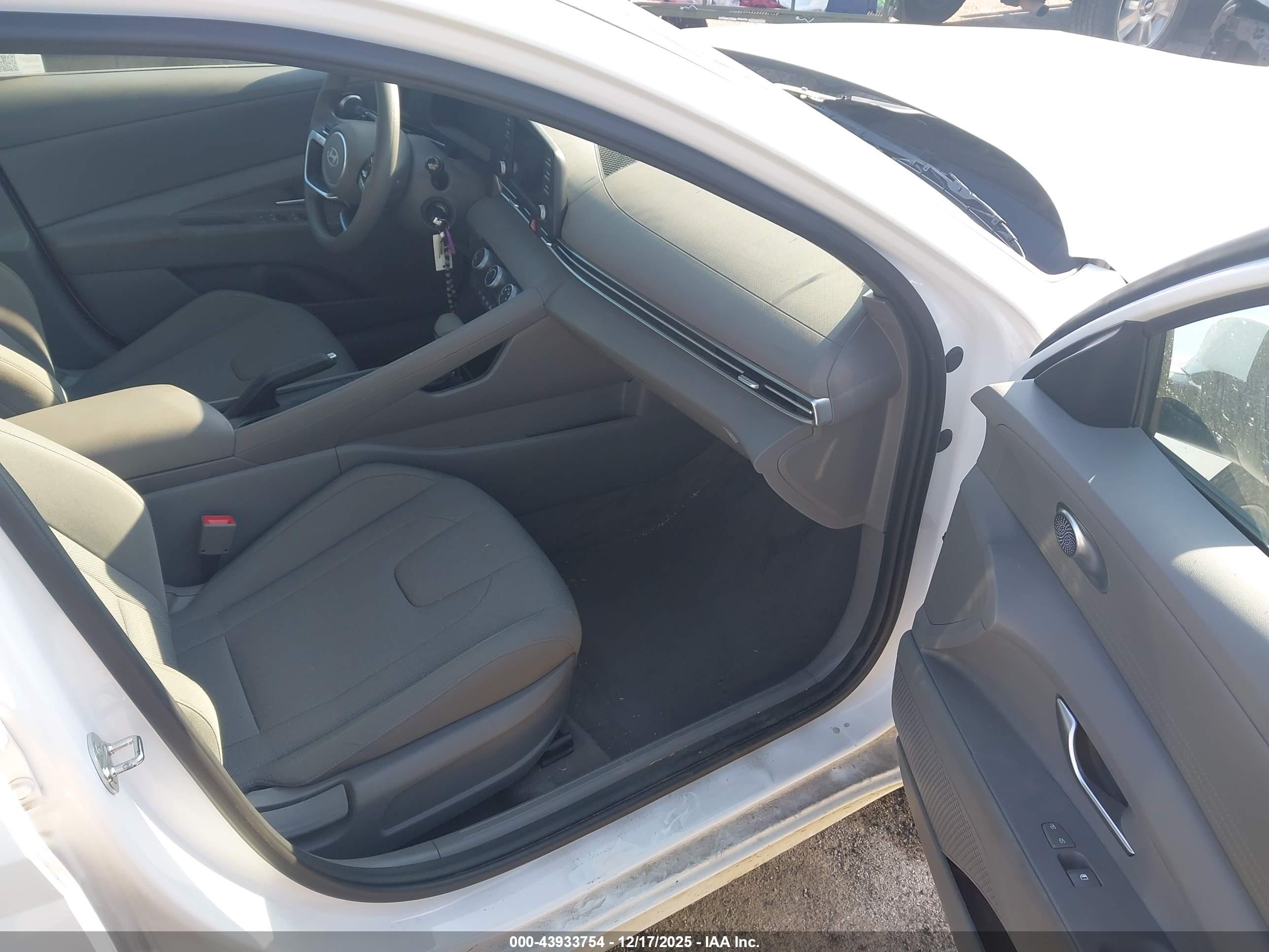 HYUNDAI ELANTRA image 5