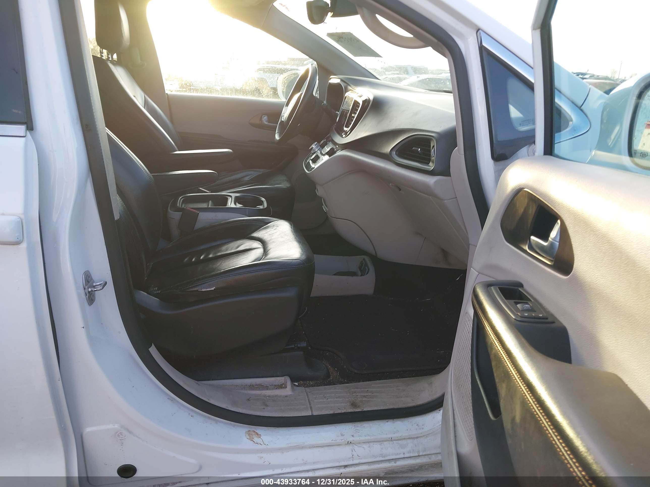 CHRYSLER PACIFICA image 5