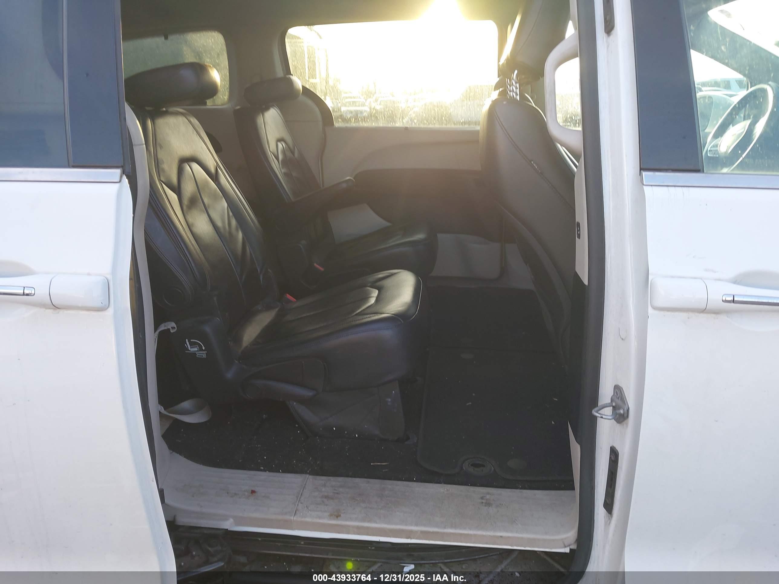 CHRYSLER PACIFICA image 8