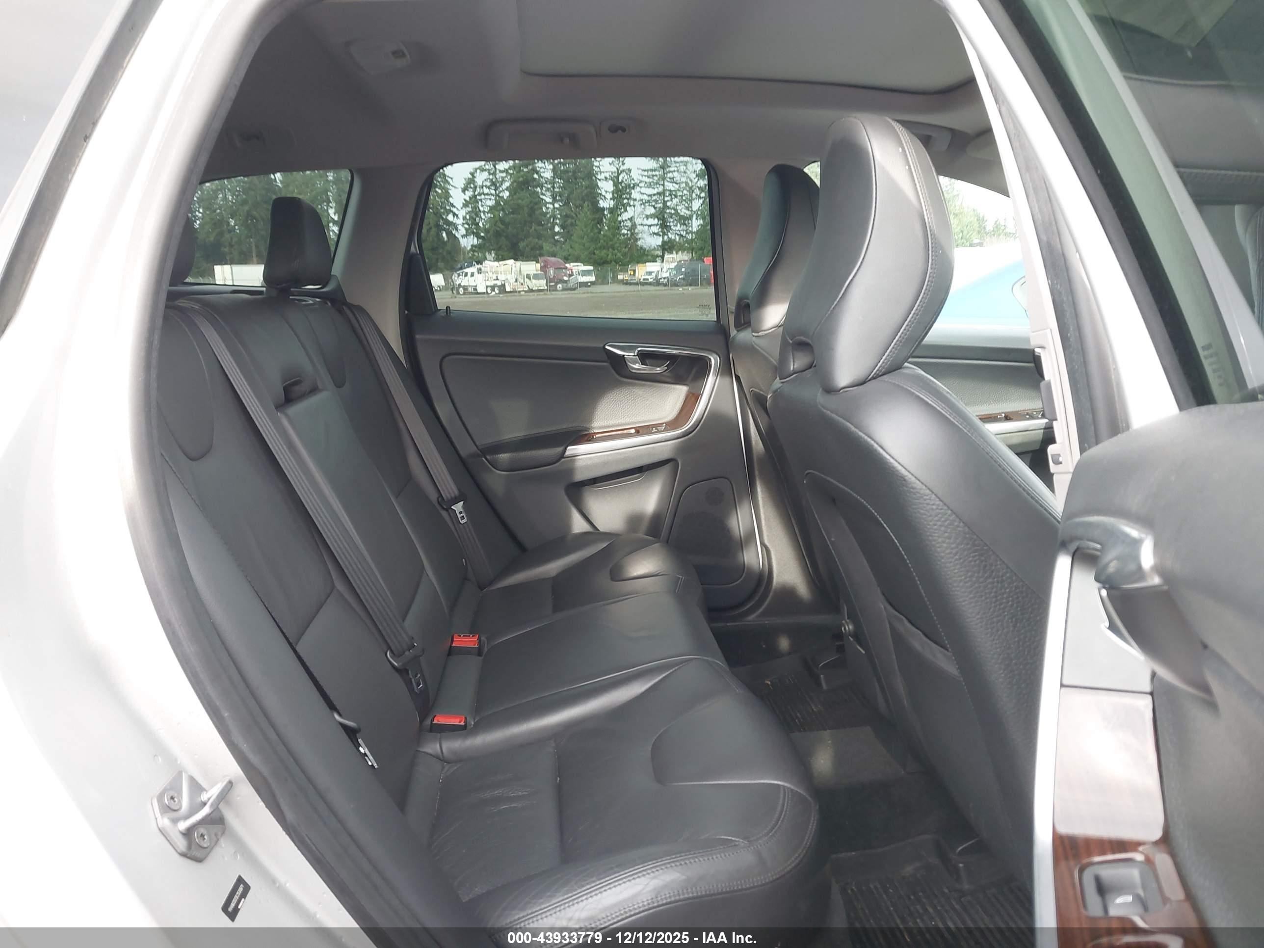 VOLVO XC60 image 8