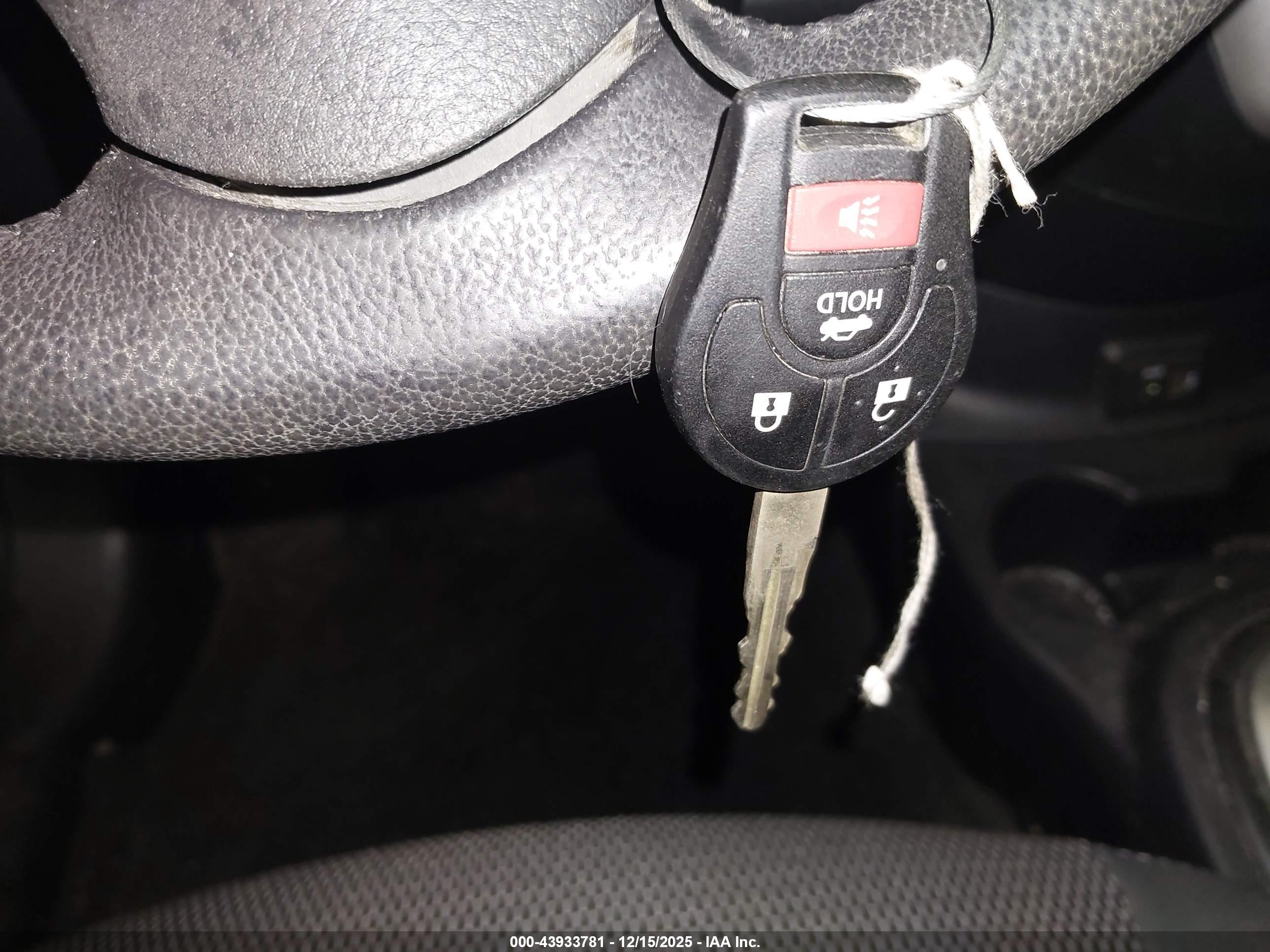 NISSAN VERSA image 11