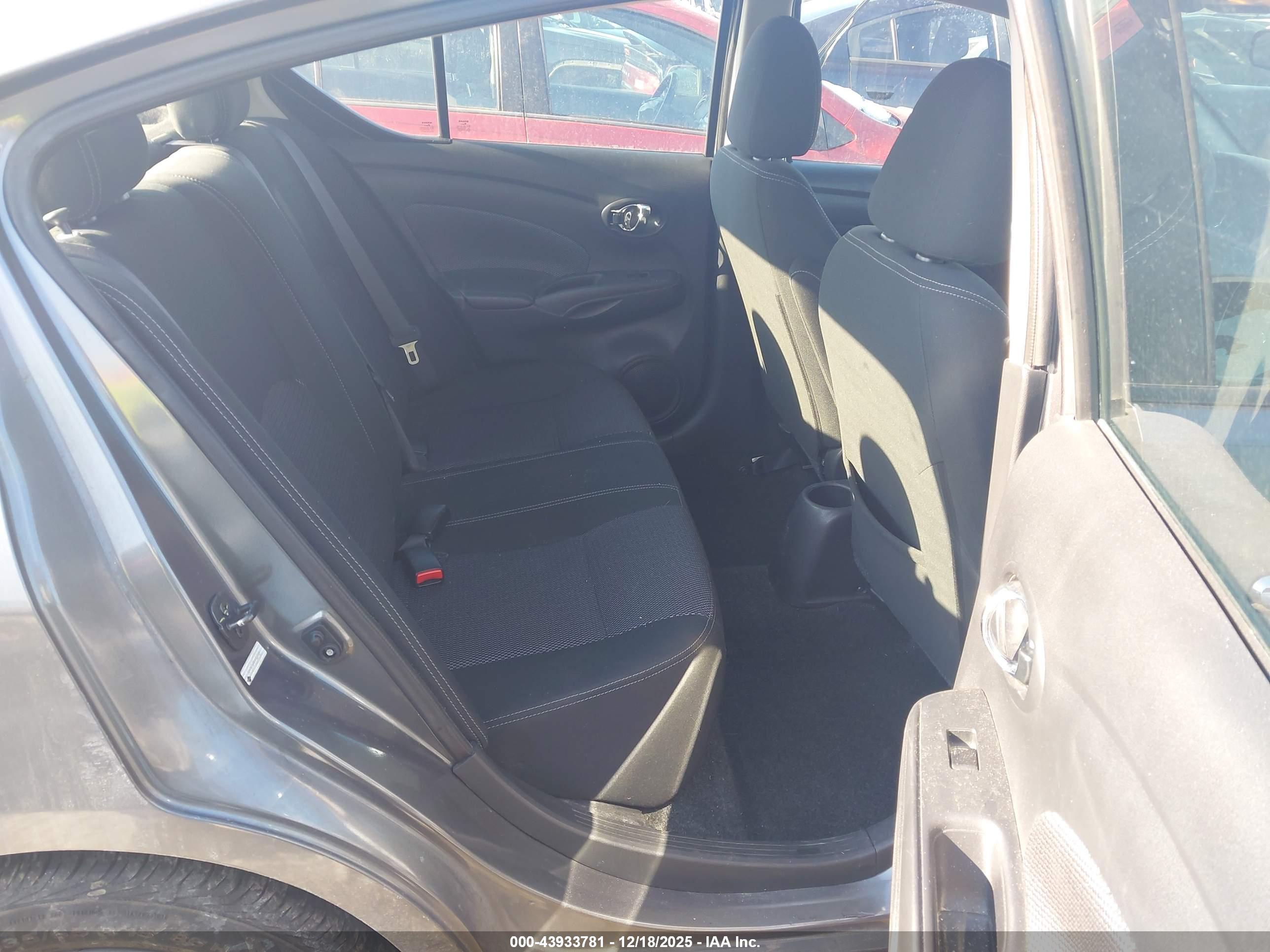 NISSAN VERSA image 8