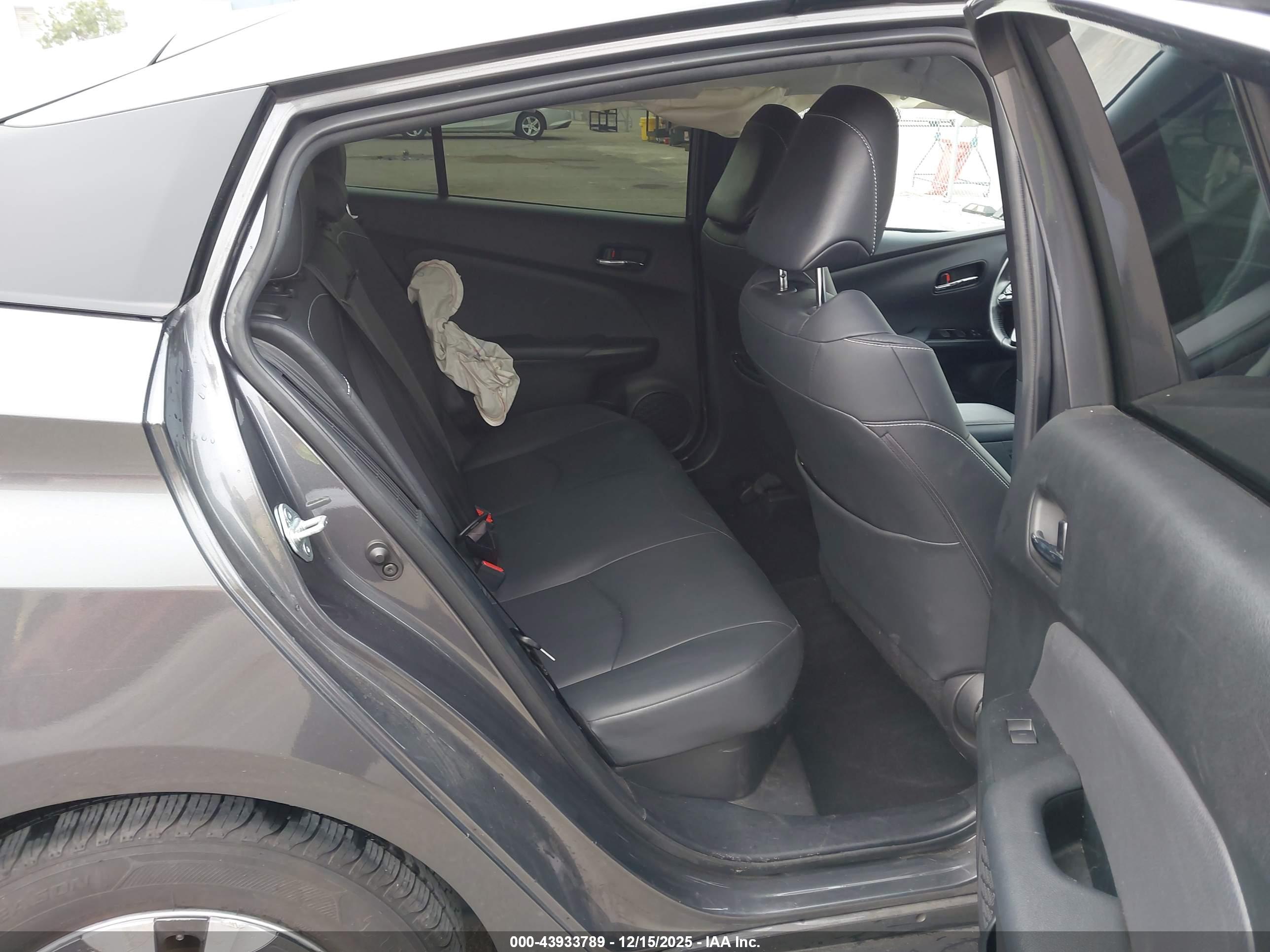 TOYOTA PRIUS image 8