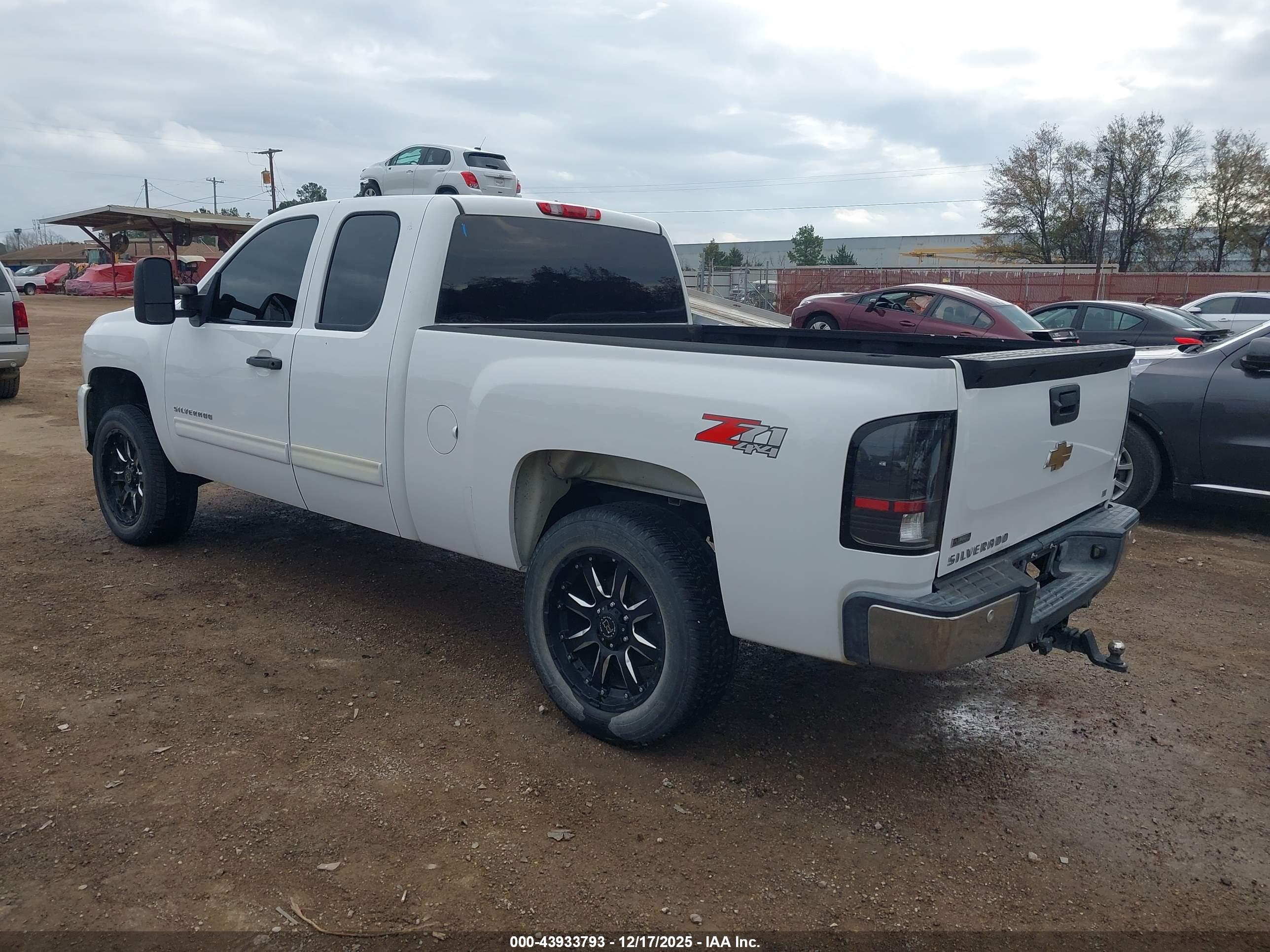 CHEVROLET SILVERADO image 3