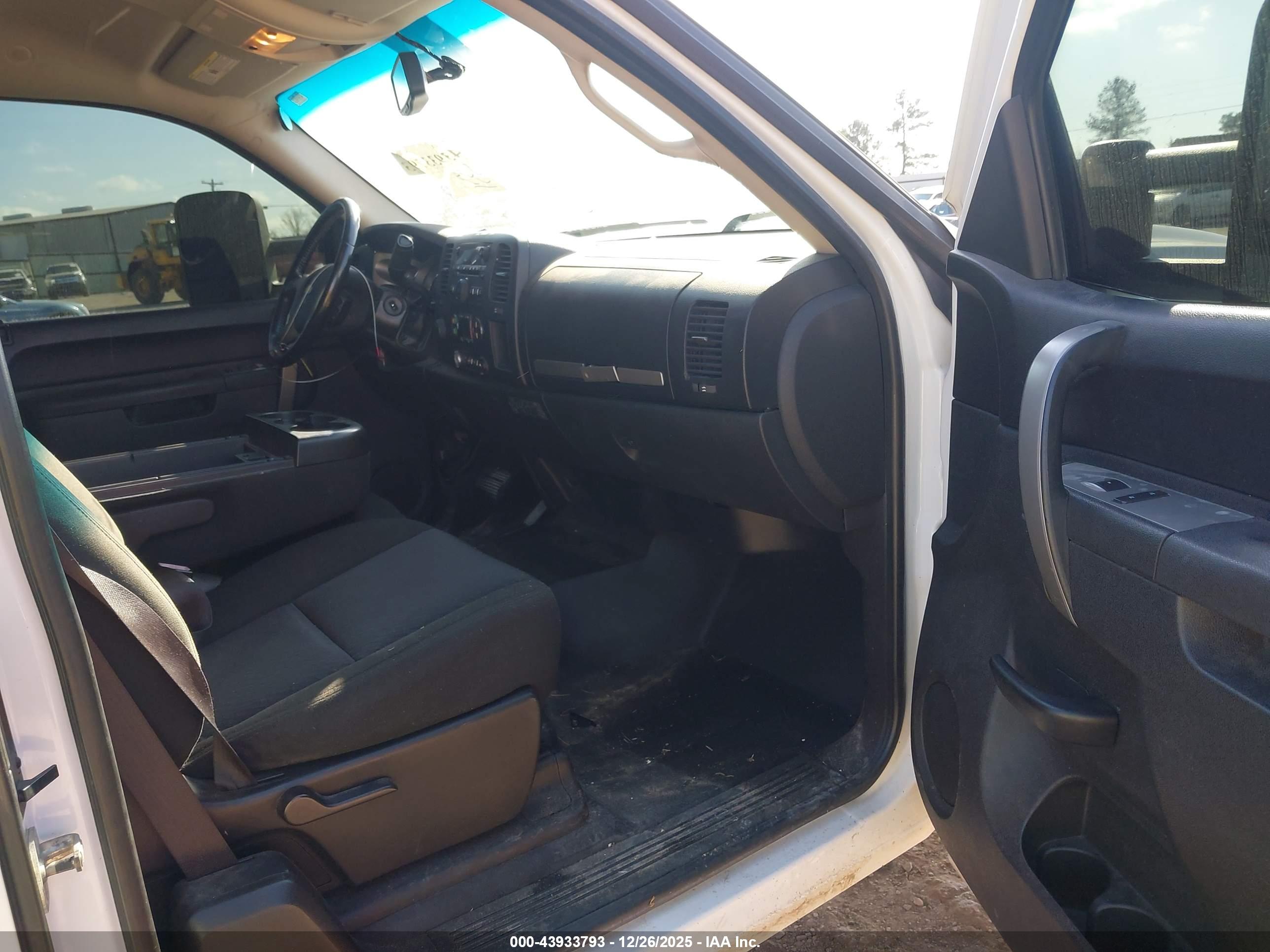 CHEVROLET SILVERADO image 5