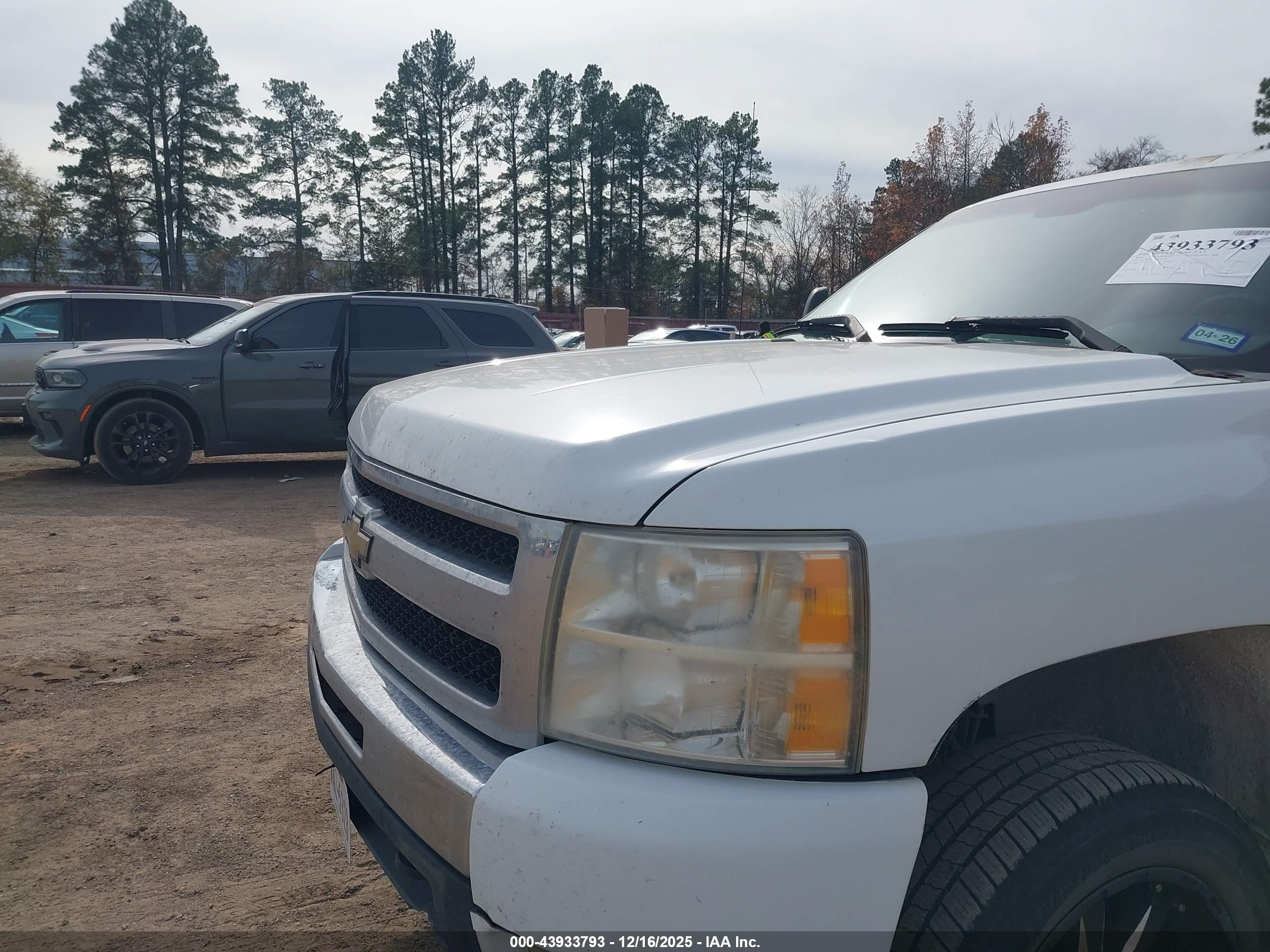 CHEVROLET SILVERADO image 6