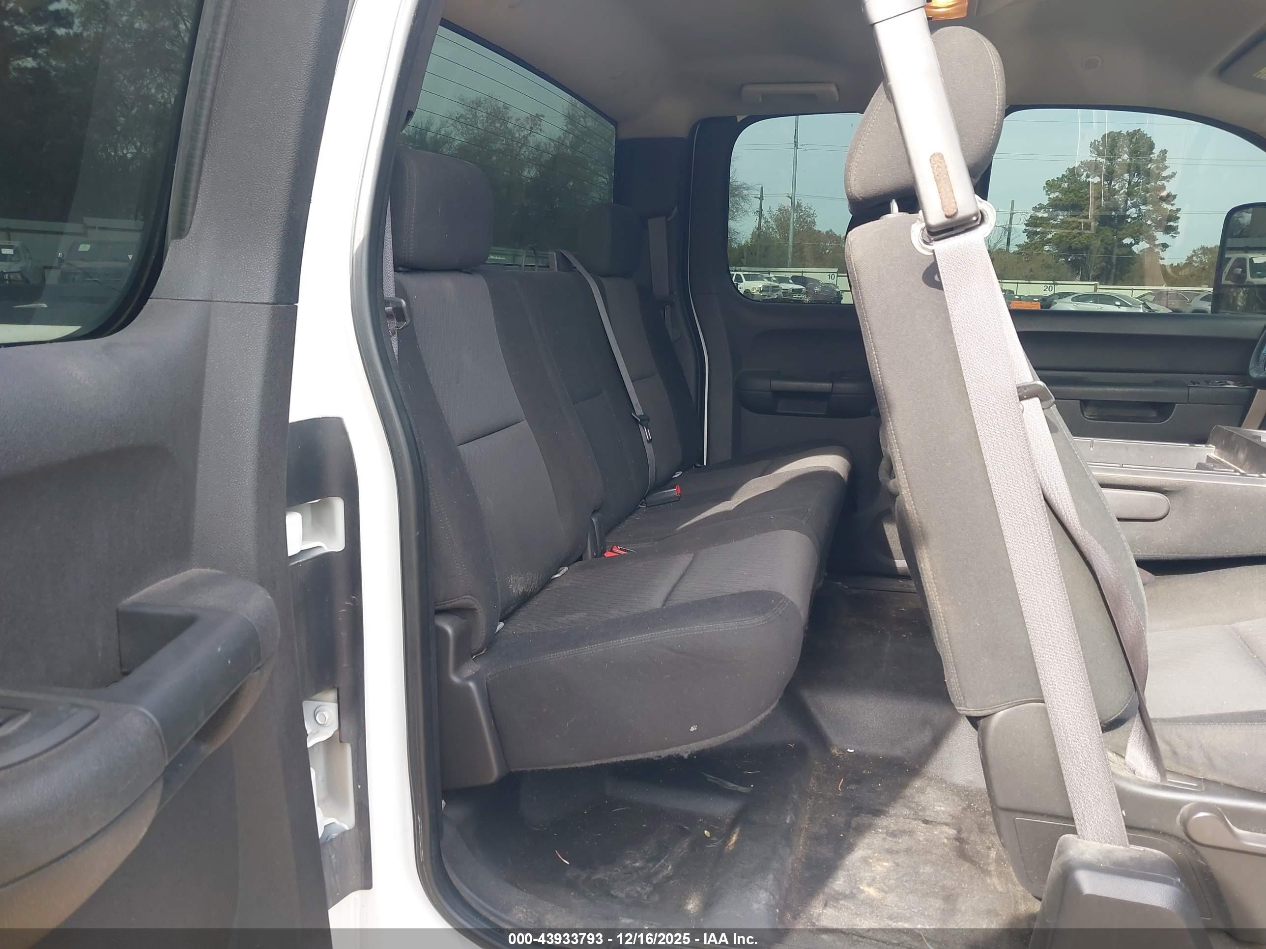 CHEVROLET SILVERADO image 8