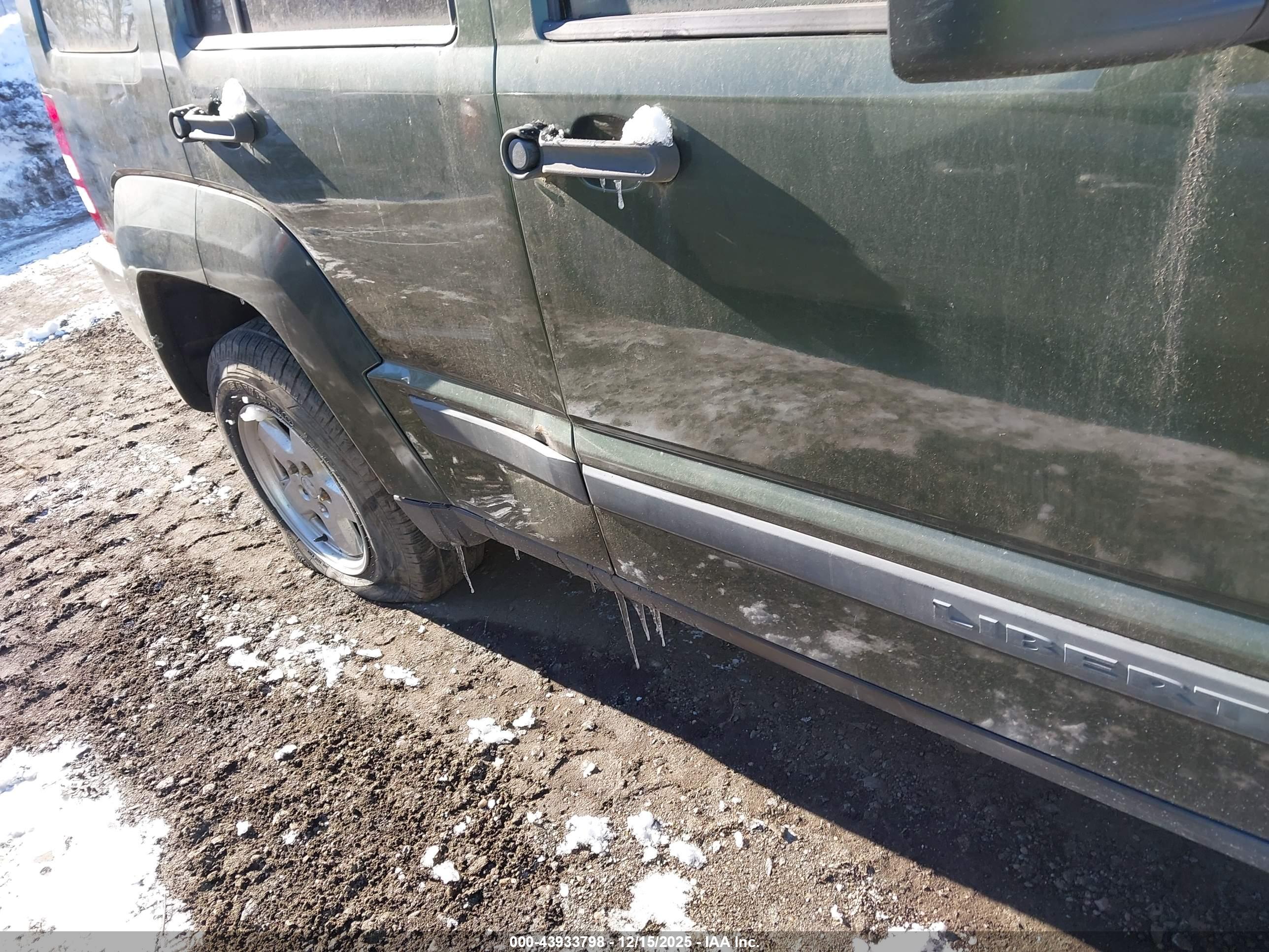 JEEP LIBERTY image 6