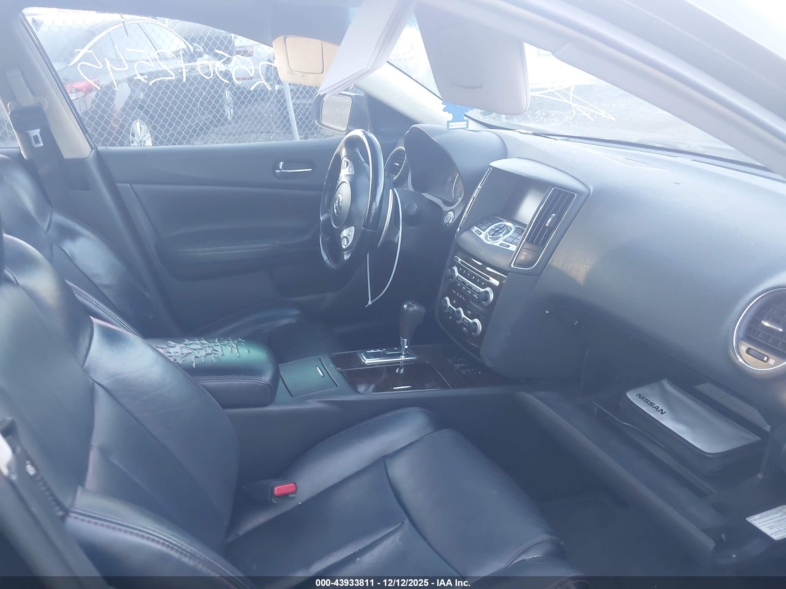 NISSAN MAXIMA image 5