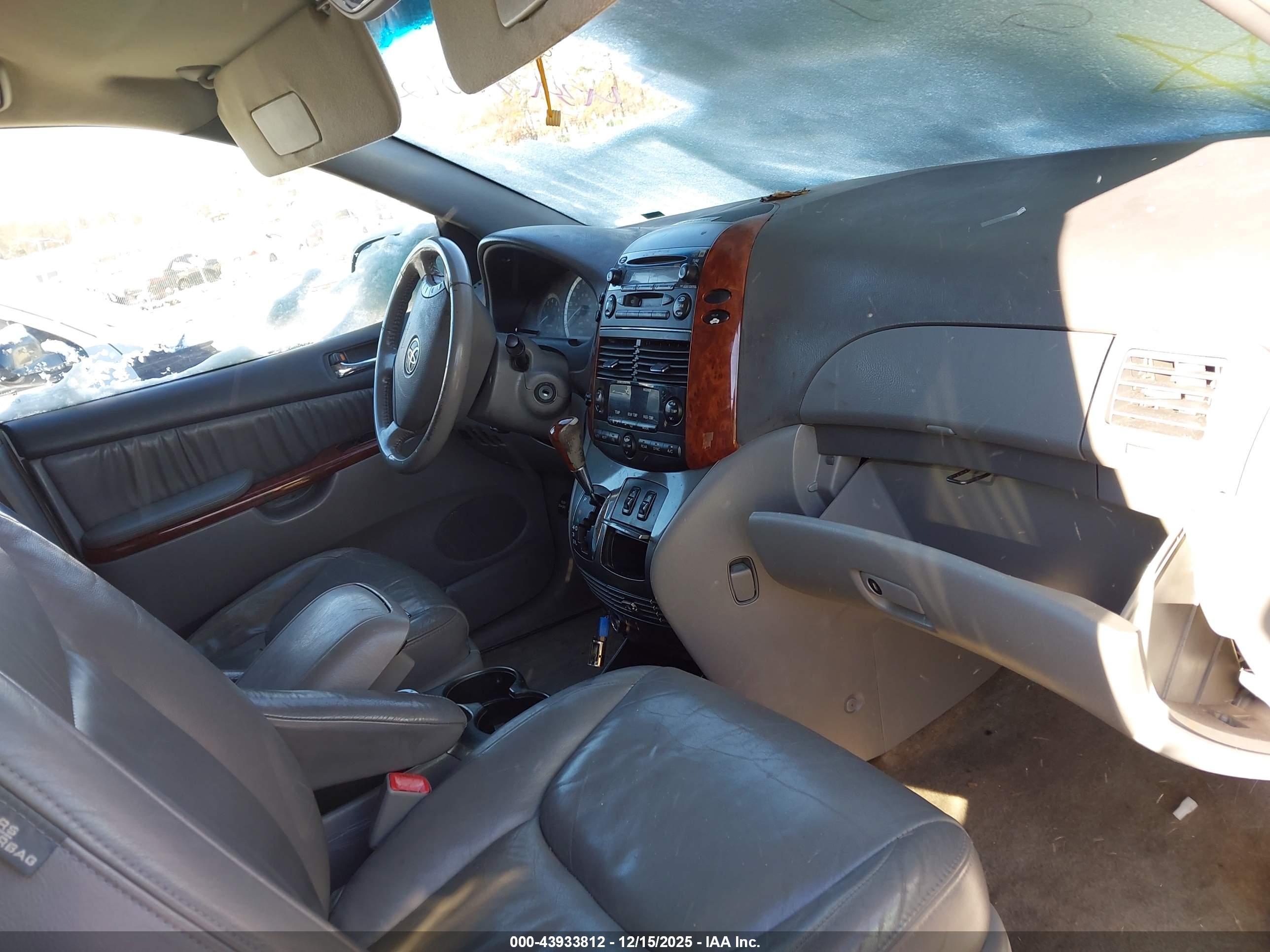 TOYOTA SIENNA image 5