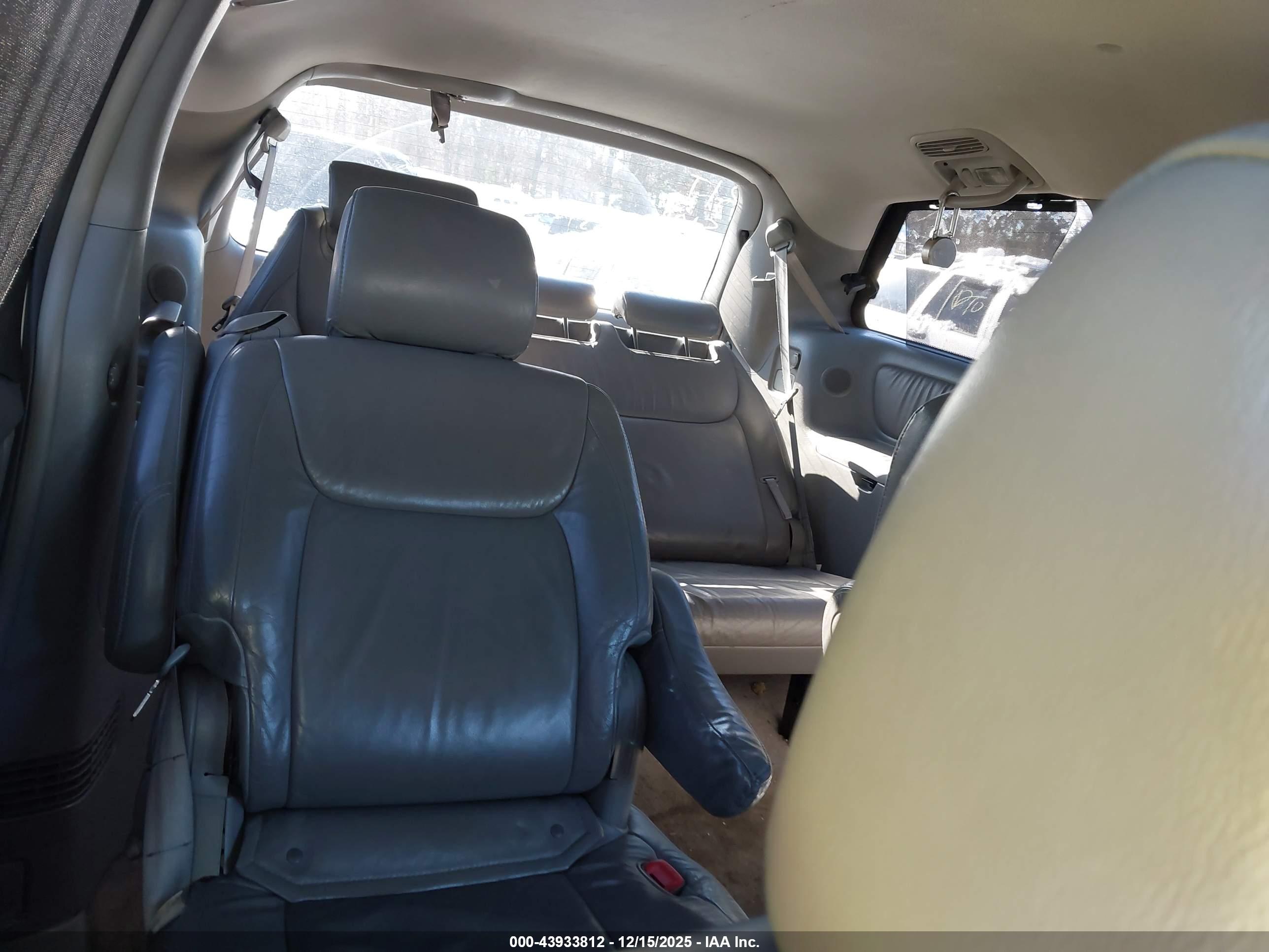 TOYOTA SIENNA image 8