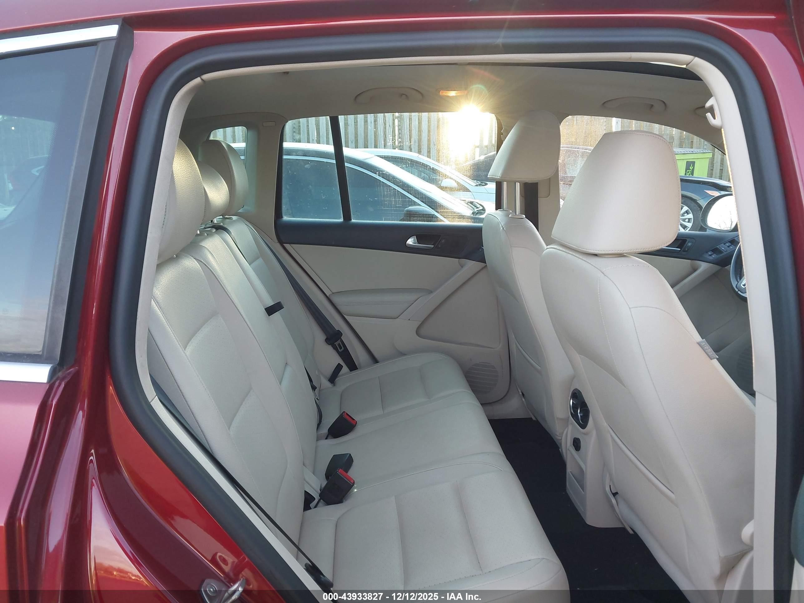 VOLKSWAGEN TIGUAN image 8