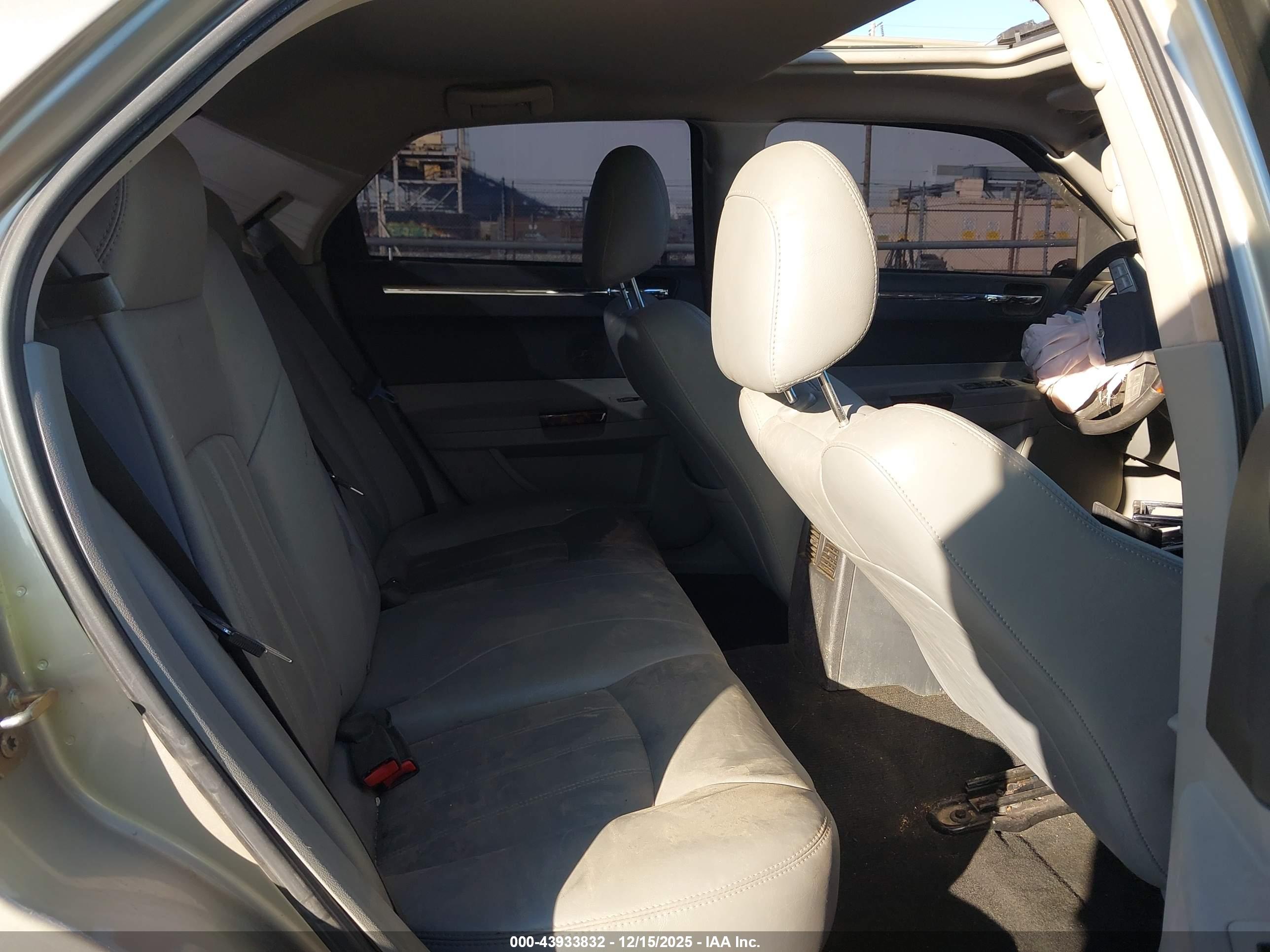 CHRYSLER 300C image 8