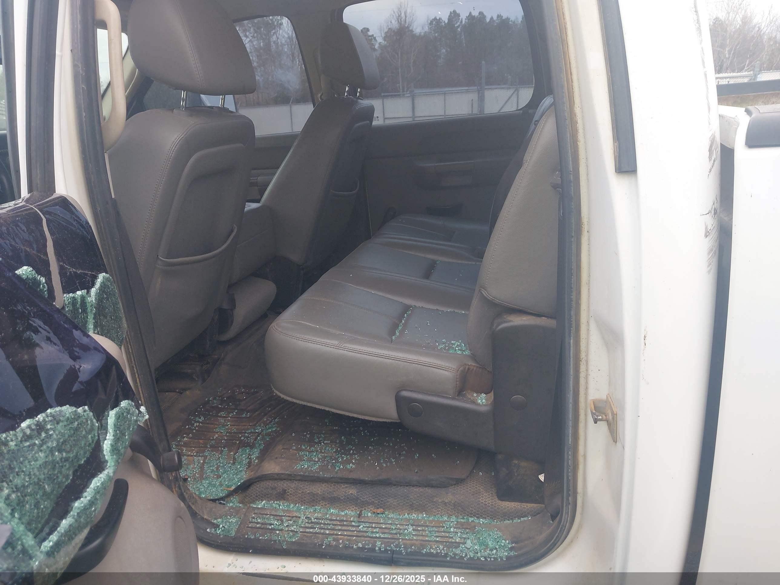 CHEVROLET SILVERADO image 7