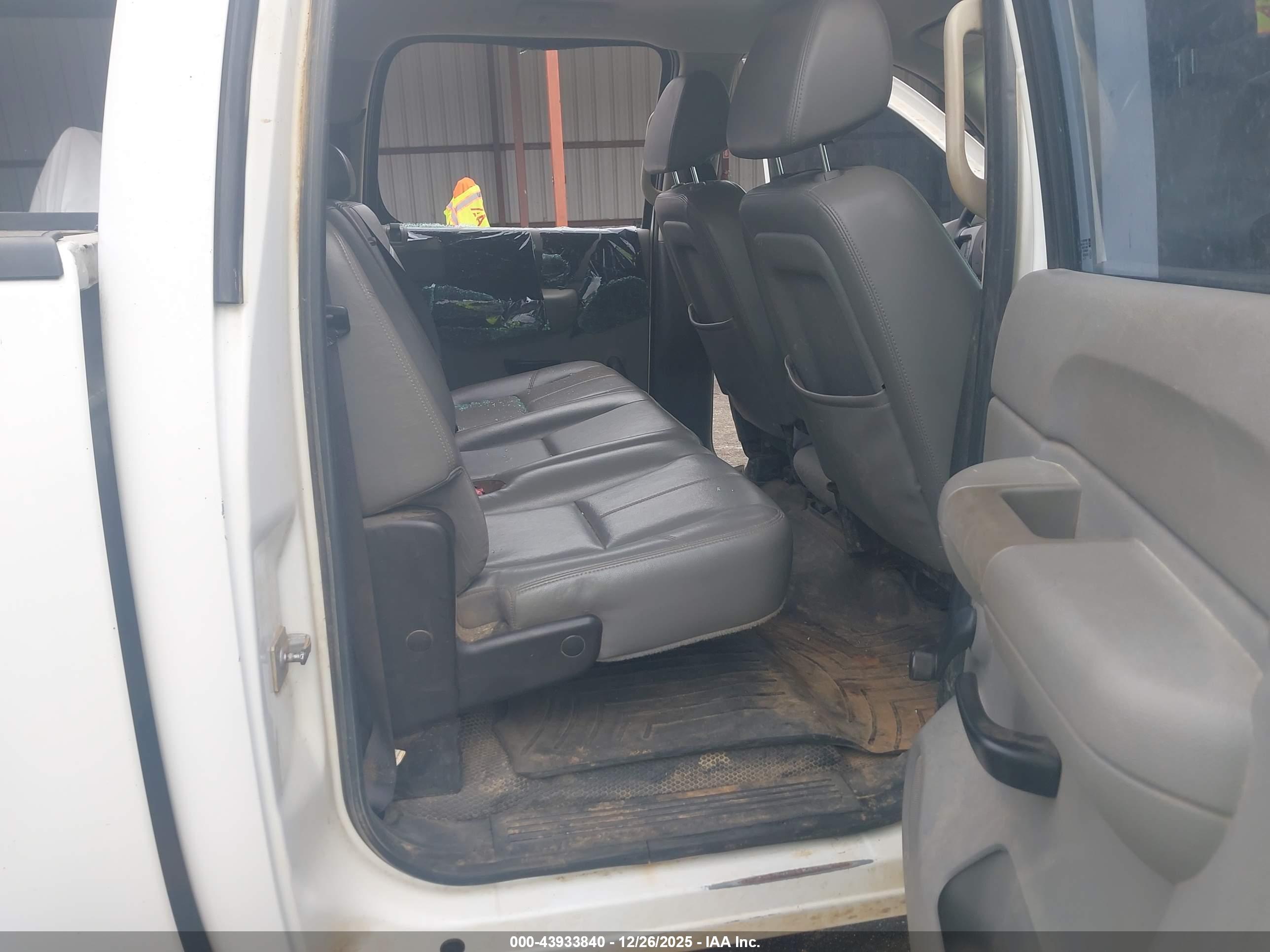 CHEVROLET SILVERADO image 8