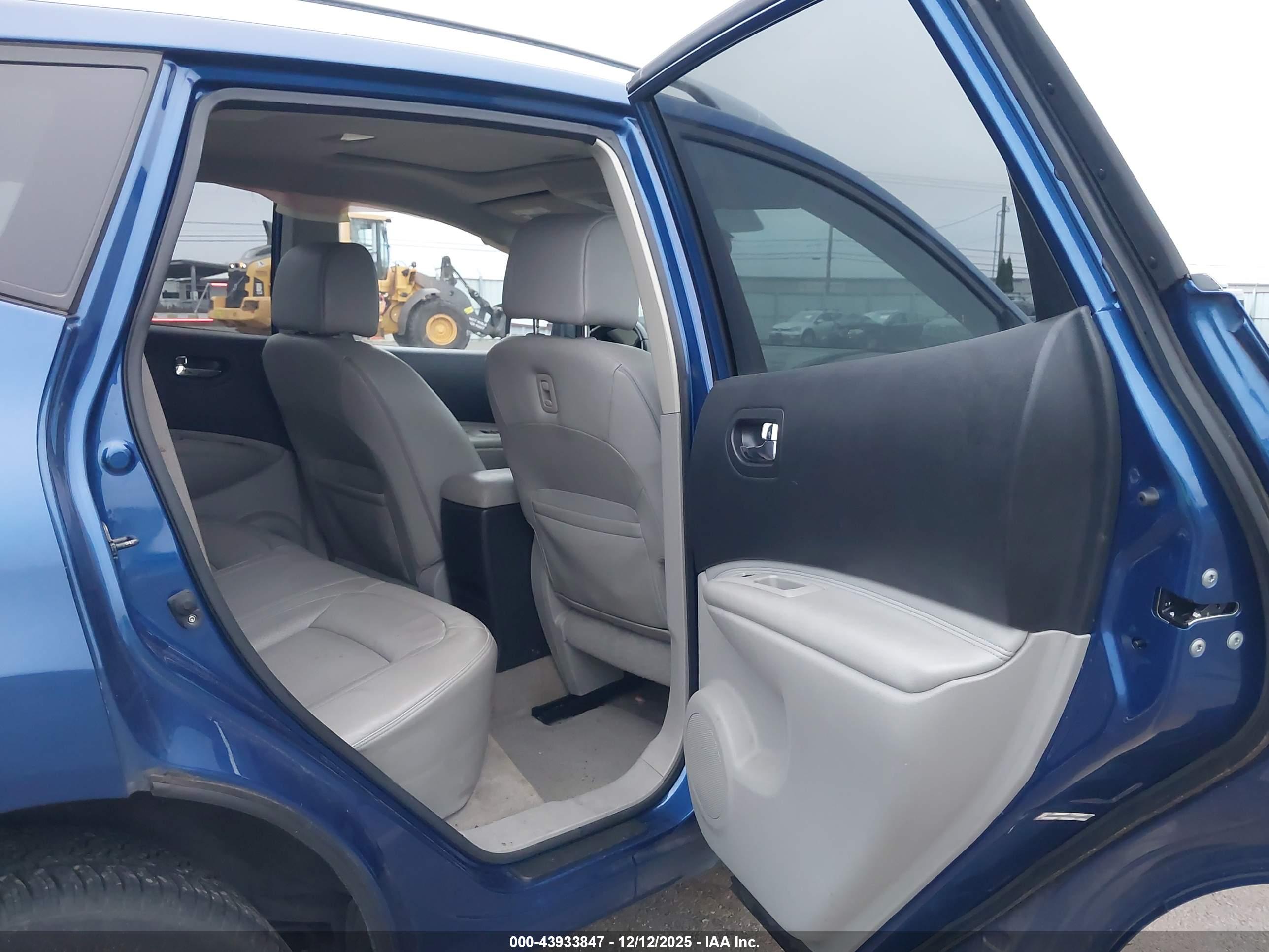 NISSAN ROGUE image 8