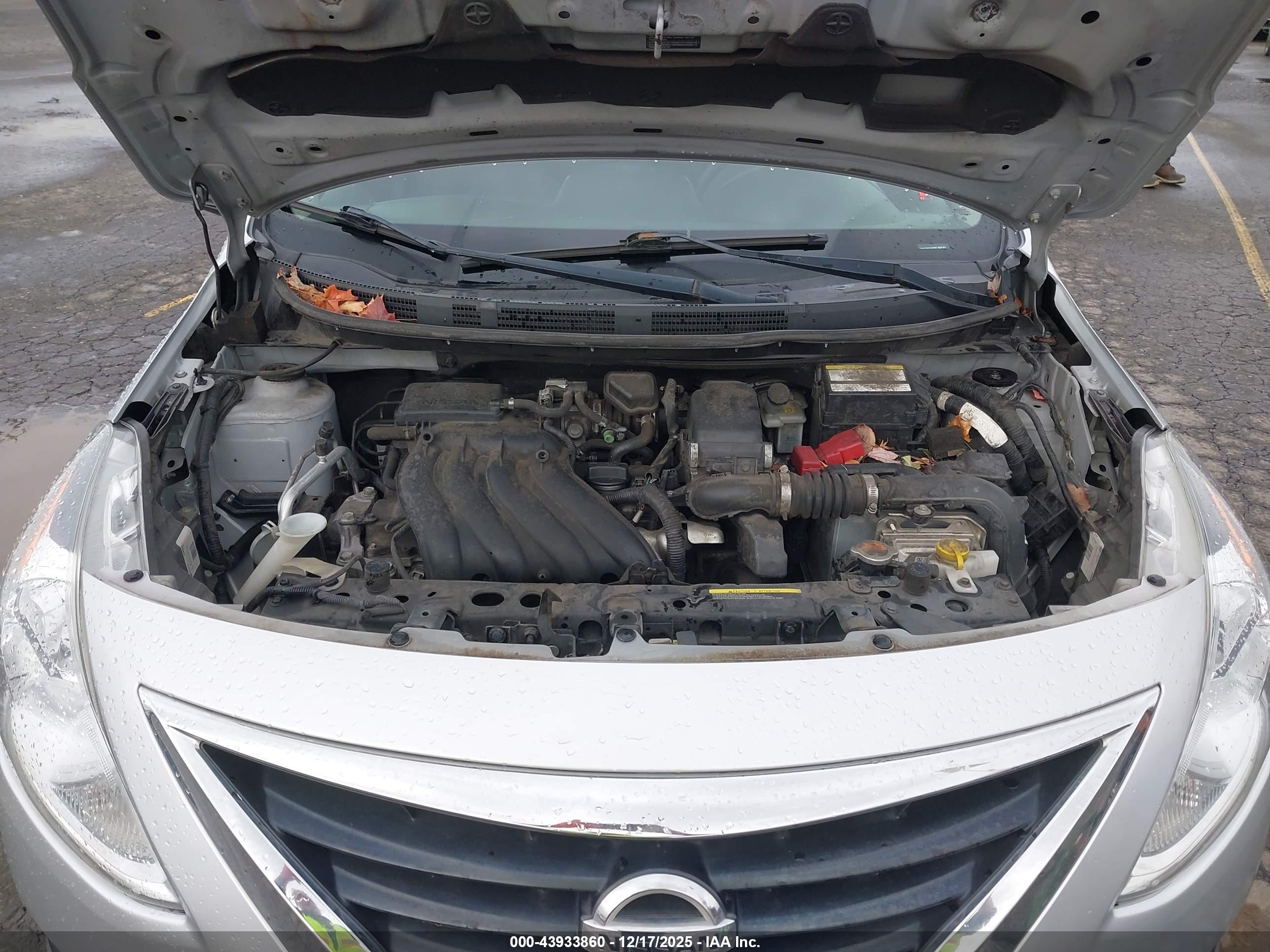 NISSAN VERSA image 10