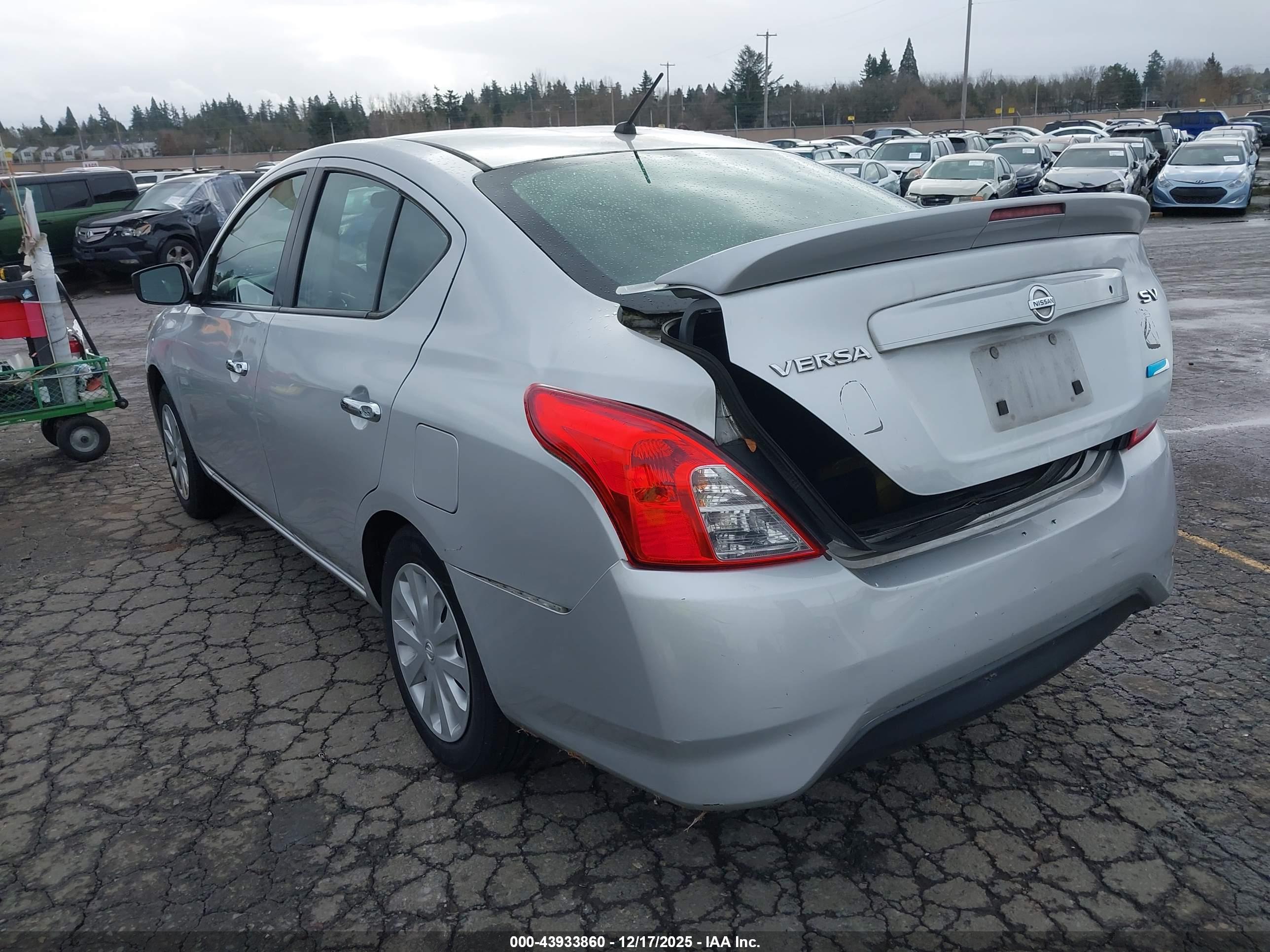 NISSAN VERSA image 3