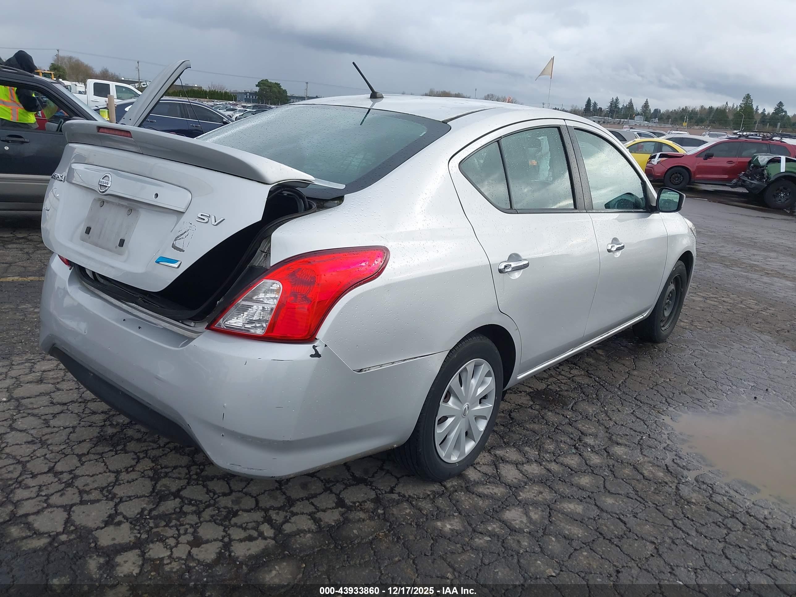 NISSAN VERSA image 4