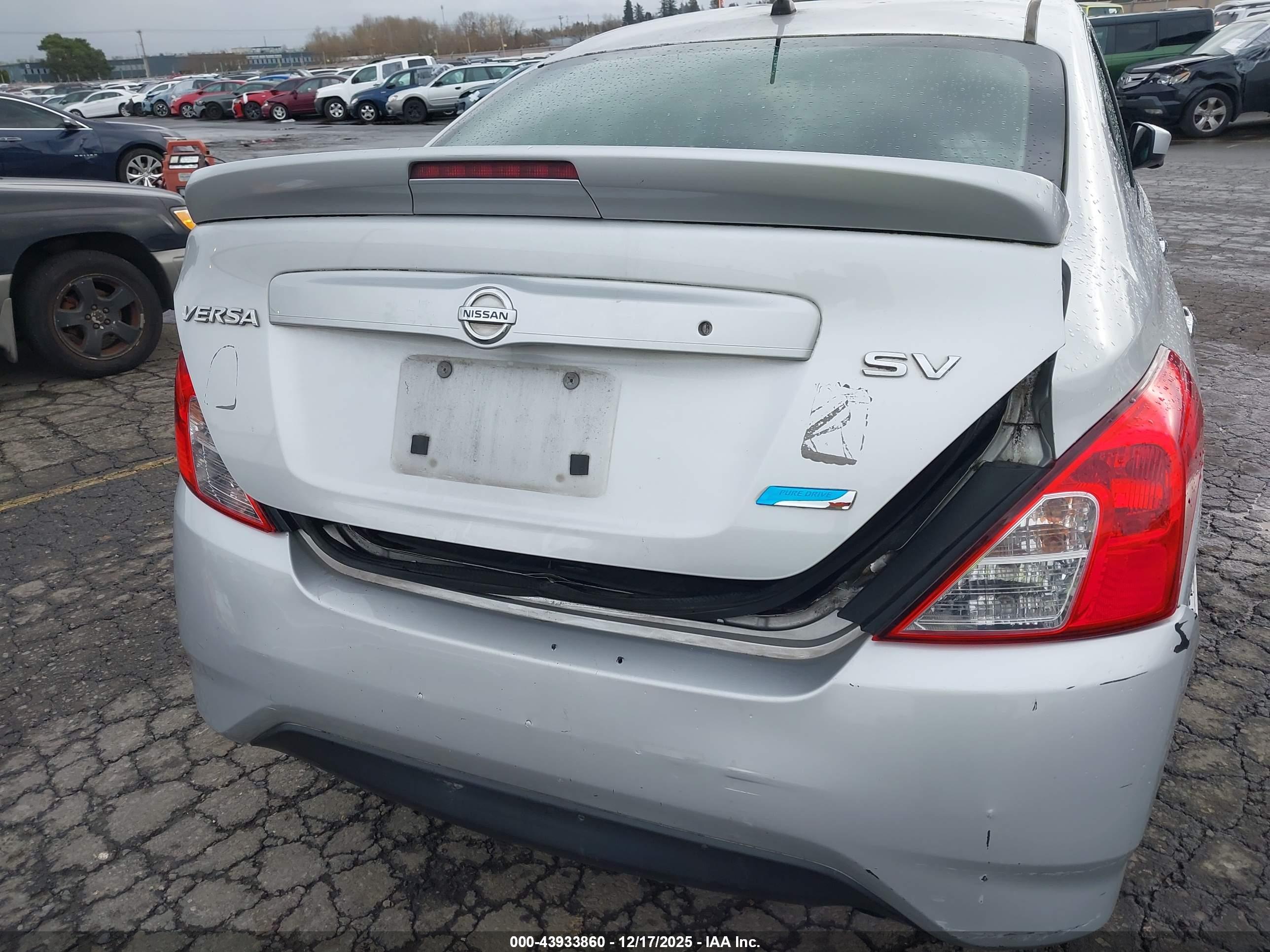 NISSAN VERSA image 6