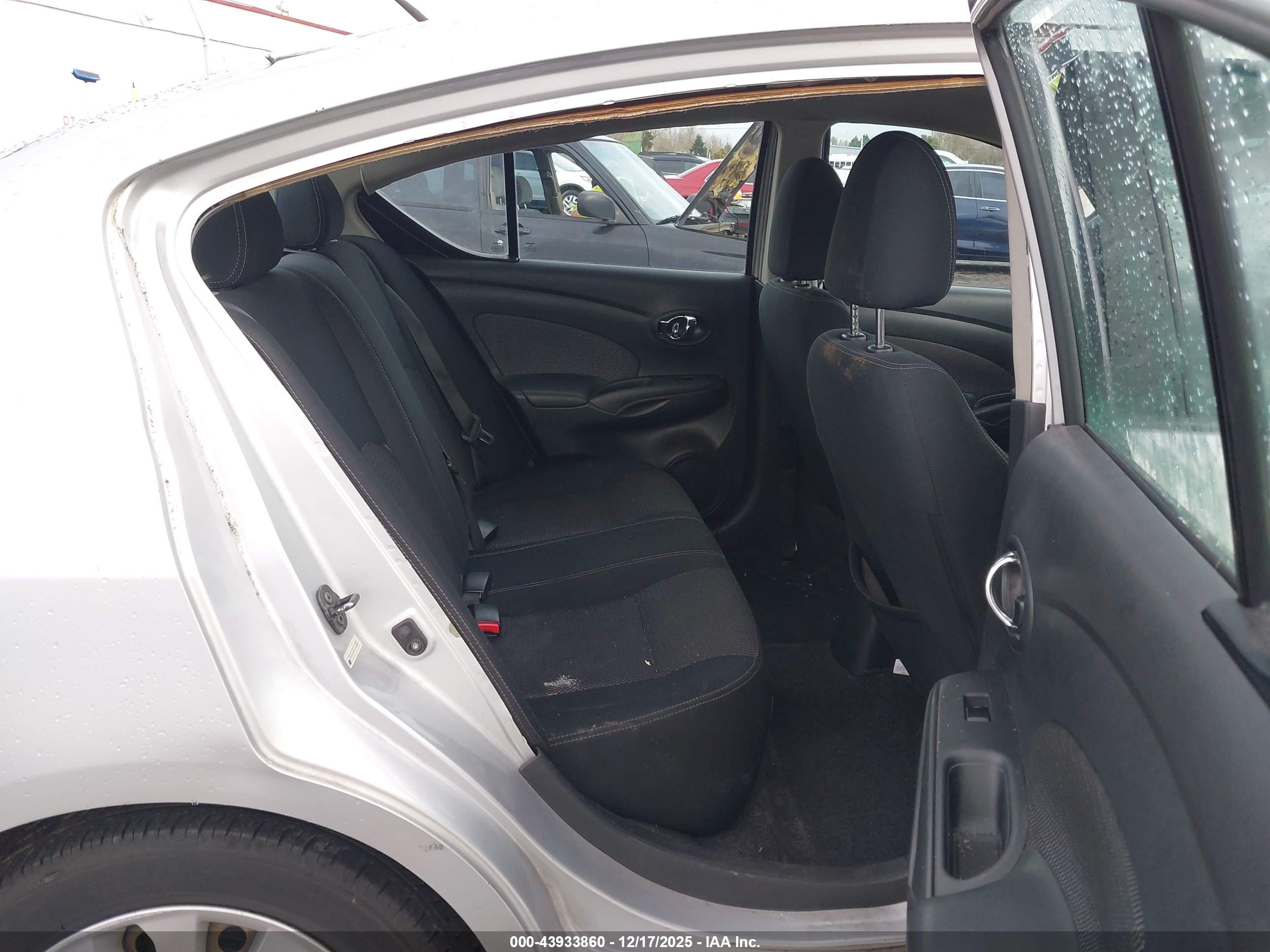 NISSAN VERSA image 8