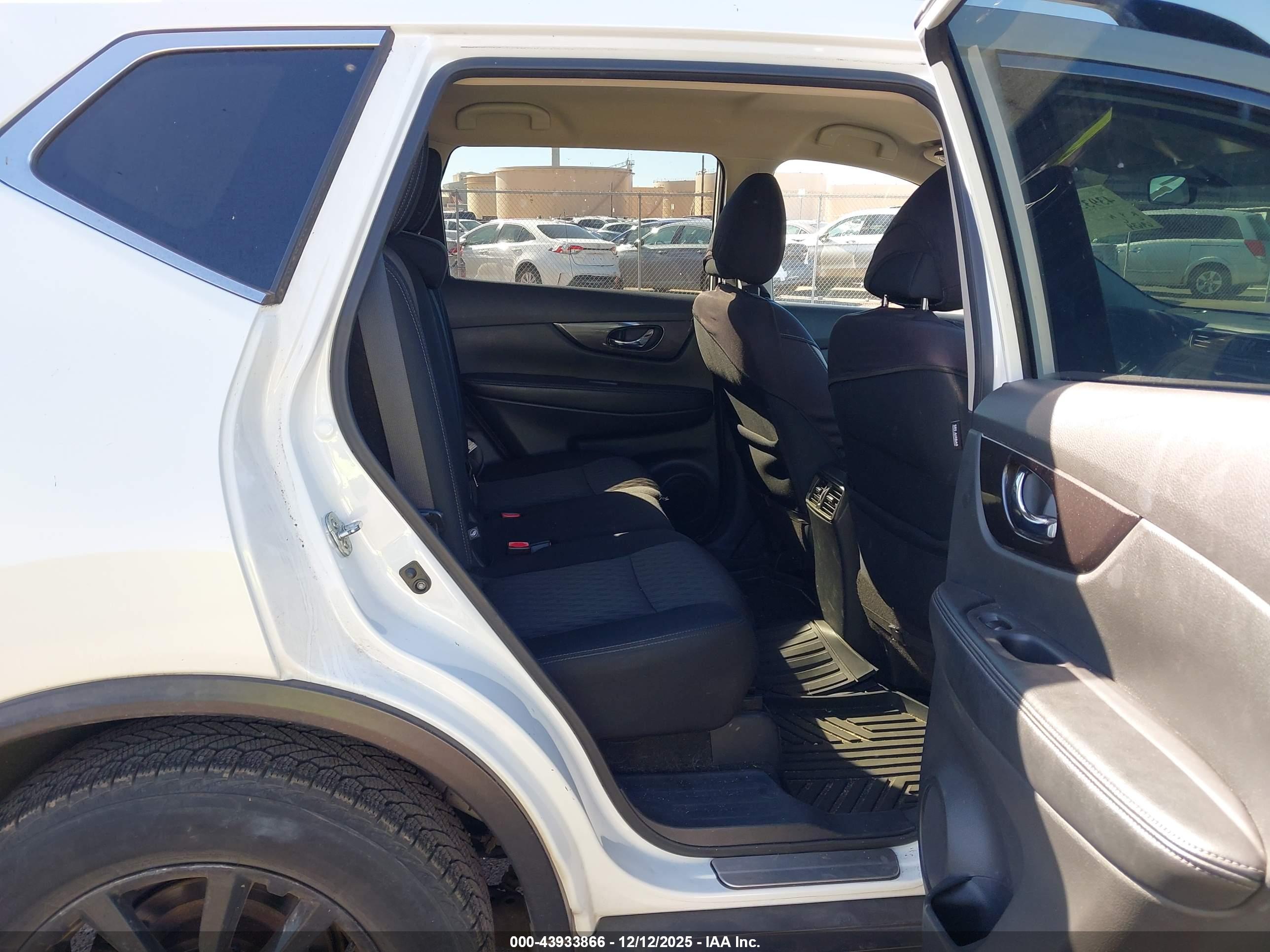 NISSAN ROGUE image 8