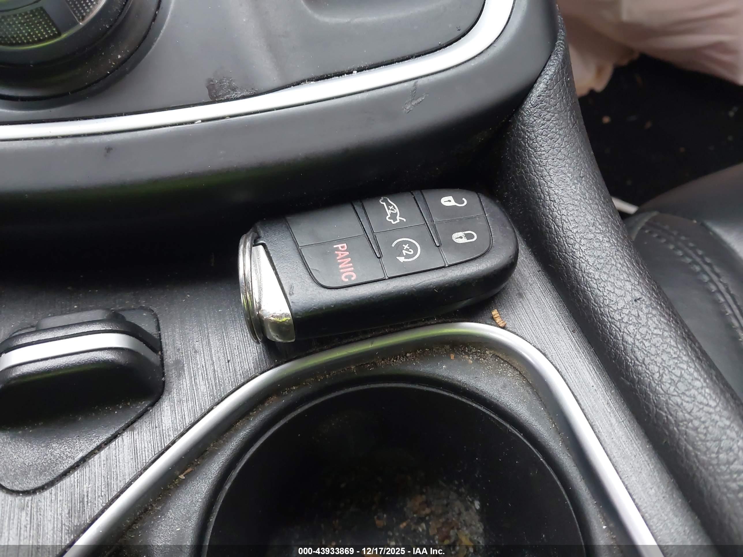 CHRYSLER 200 image 11