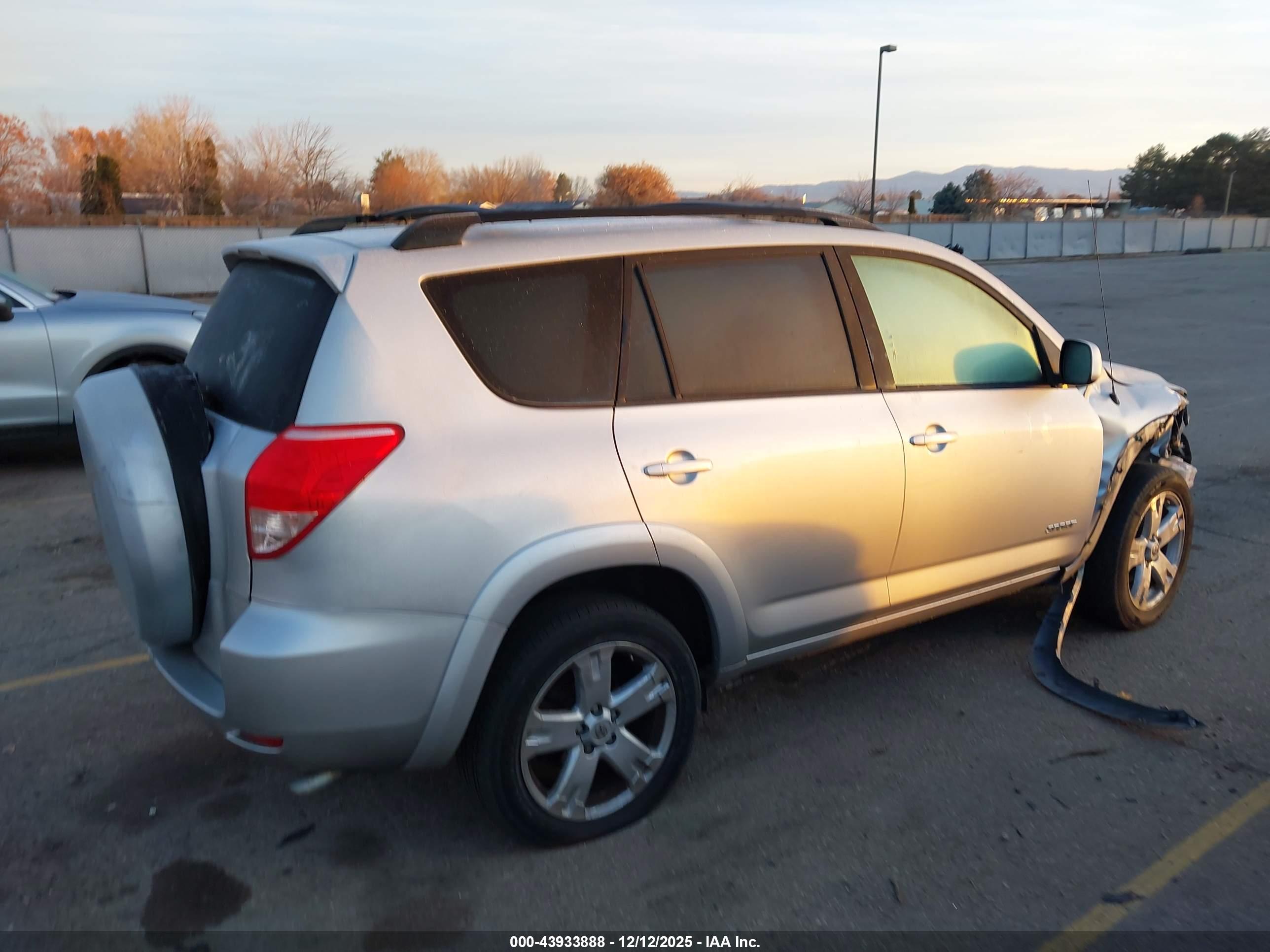 TOYOTA RAV4 image 4