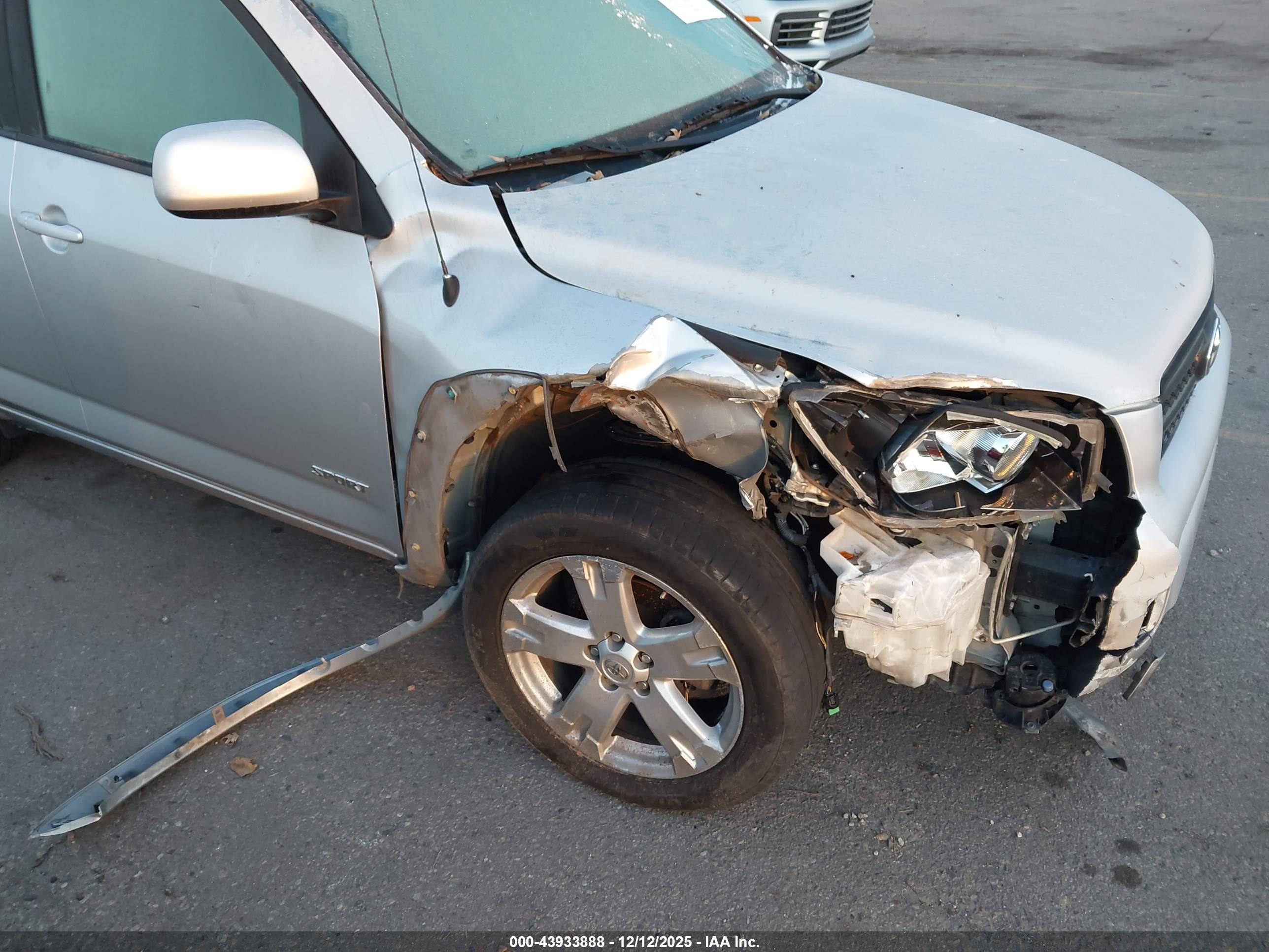 TOYOTA RAV4 image 6
