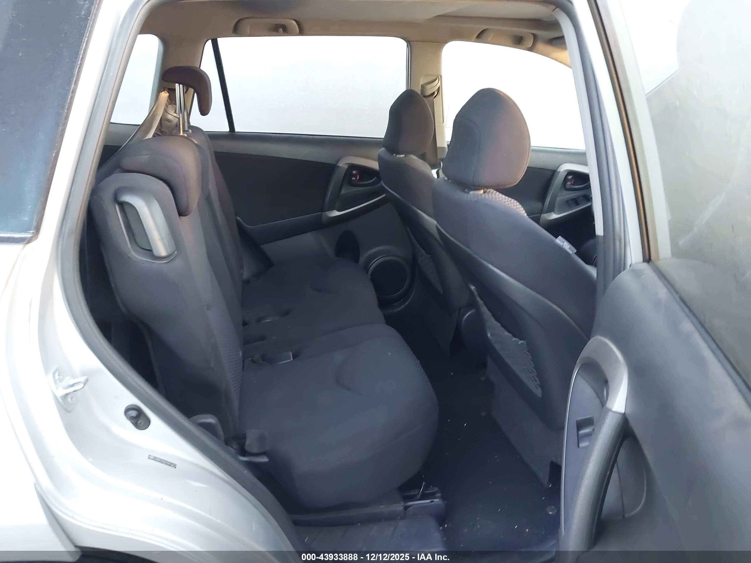 TOYOTA RAV4 image 8