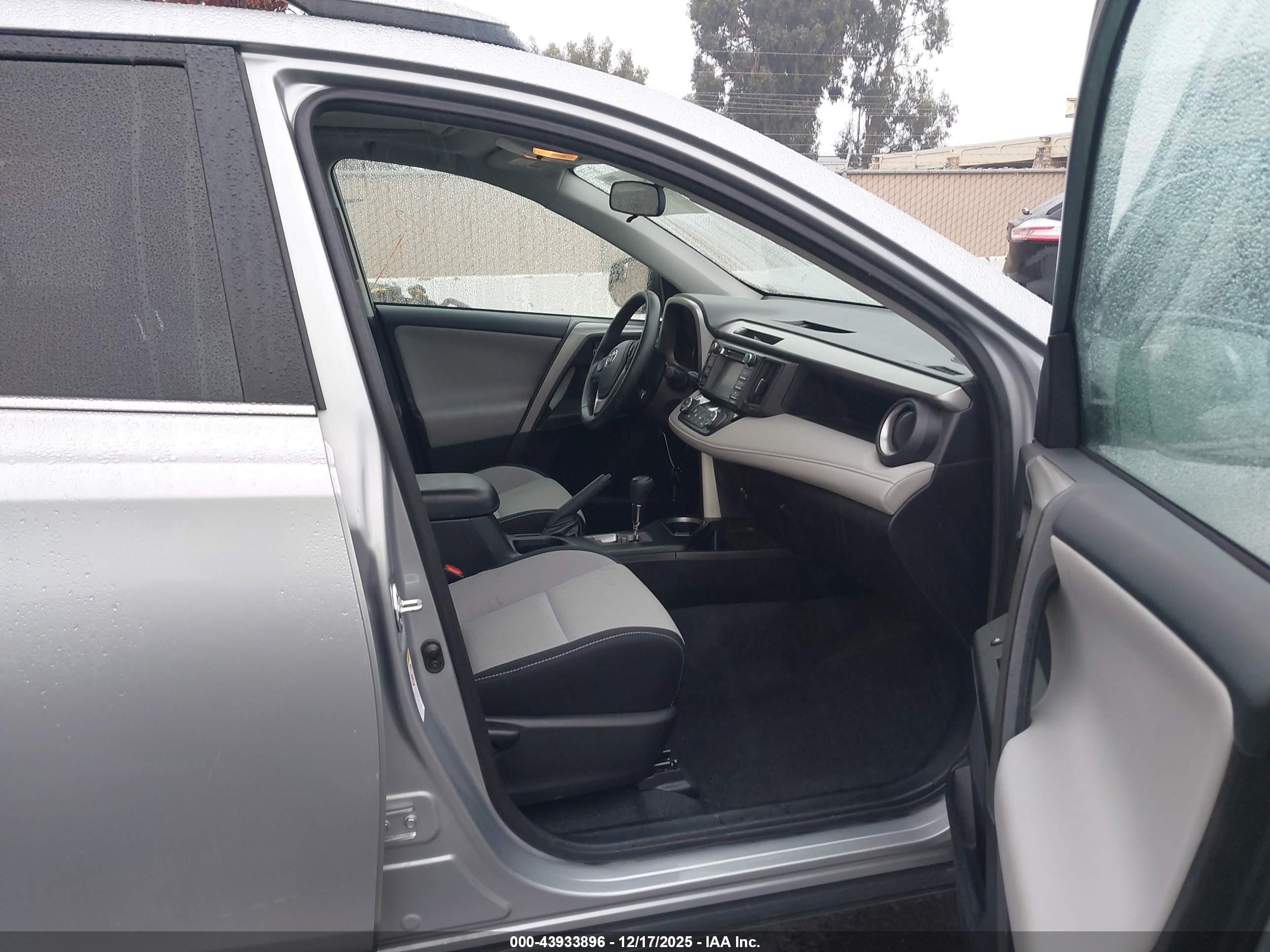 TOYOTA RAV4 image 5
