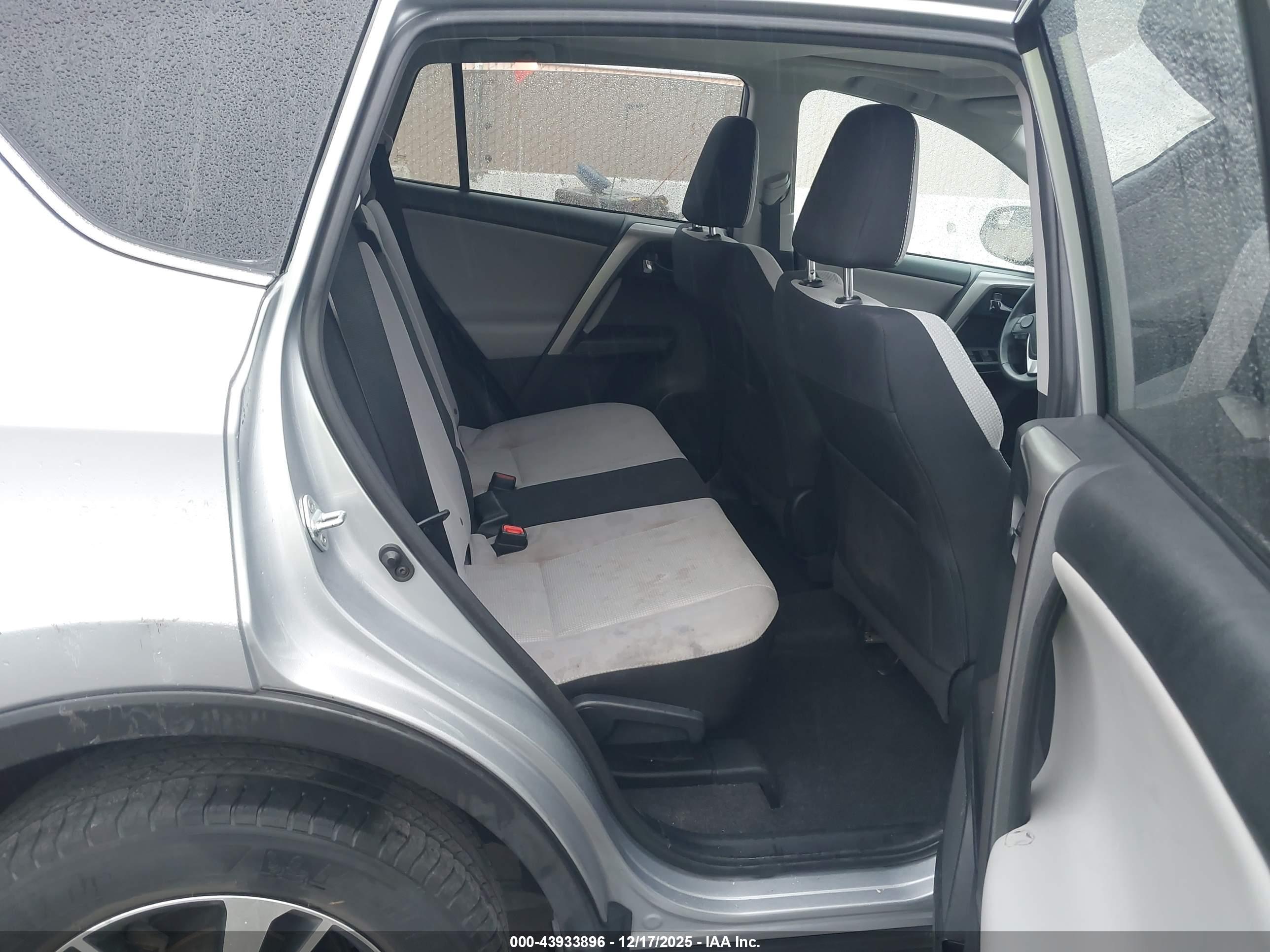 TOYOTA RAV4 image 8