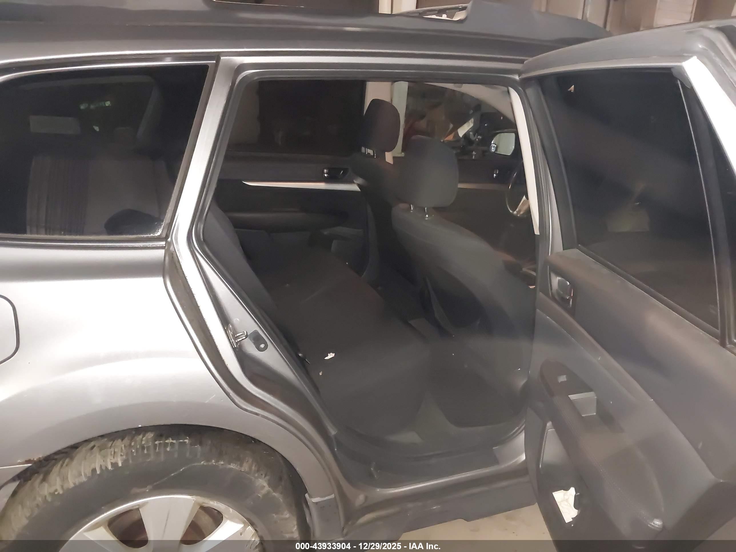 SUBARU OUTBACK image 8