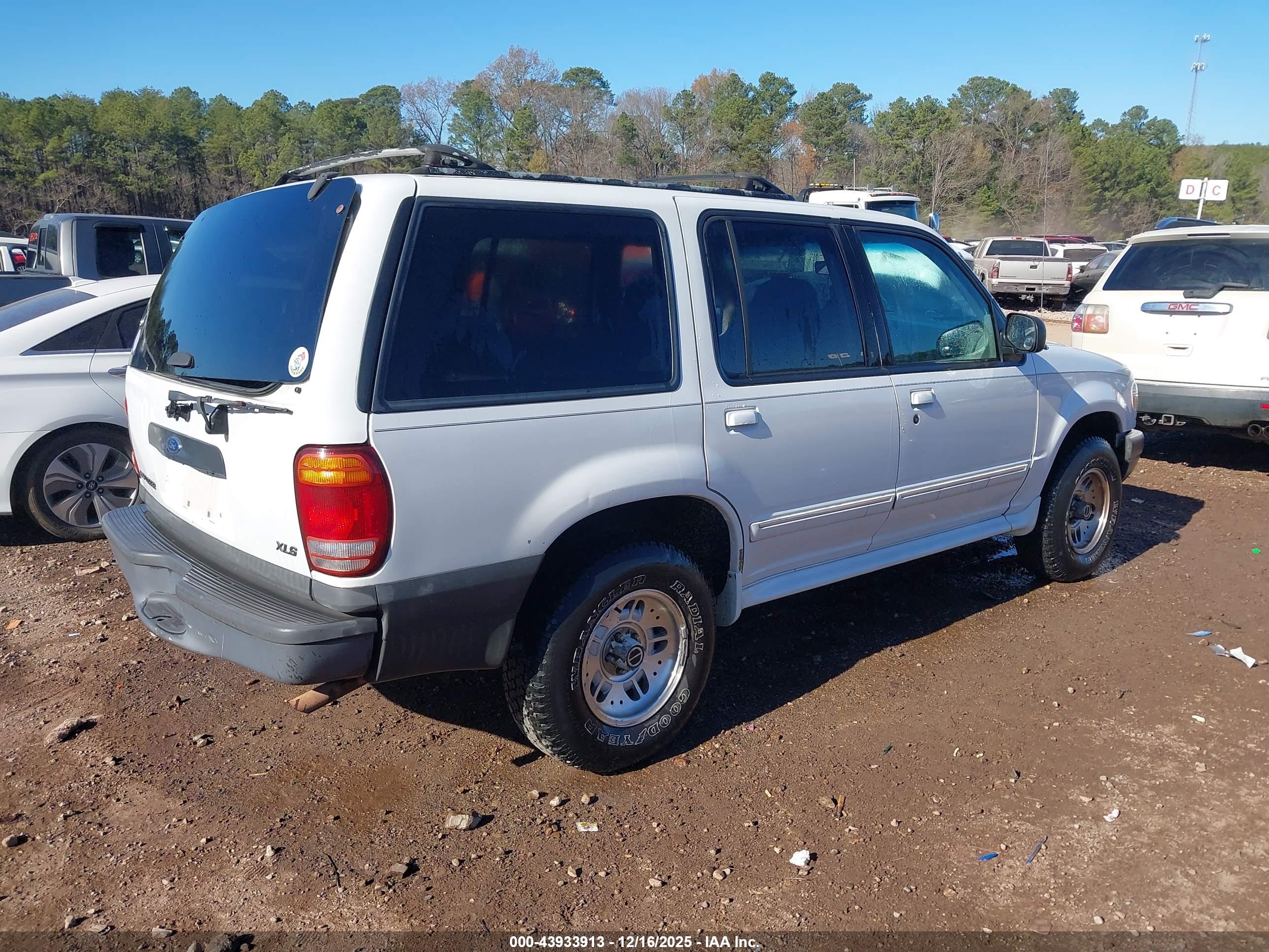 FORD EXPLORER image 4