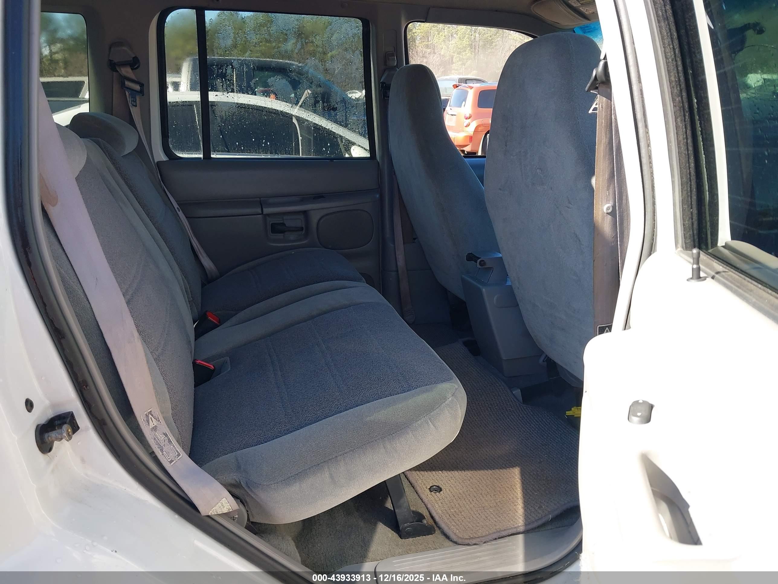 FORD EXPLORER image 8