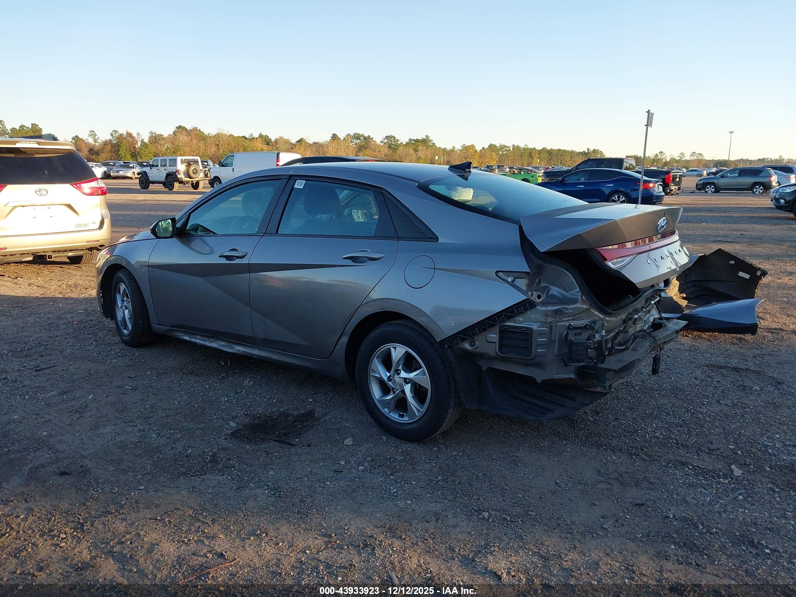 HYUNDAI ELANTRA image 3
