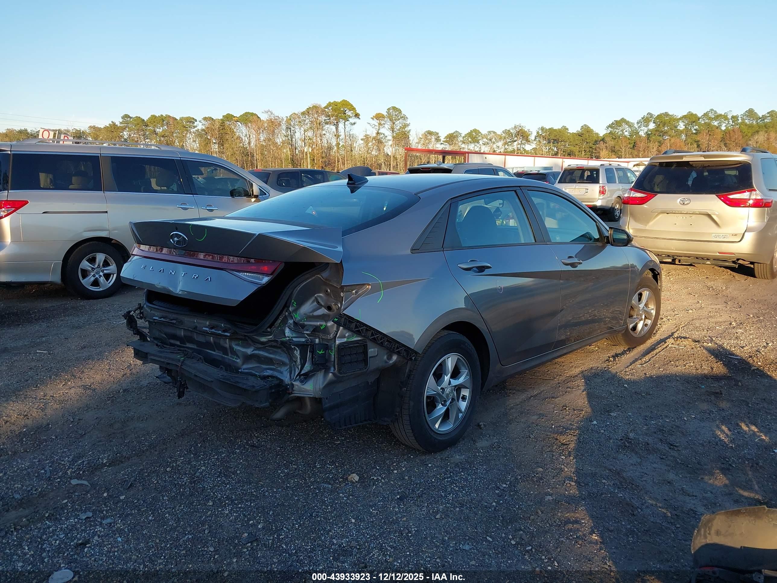 HYUNDAI ELANTRA image 4
