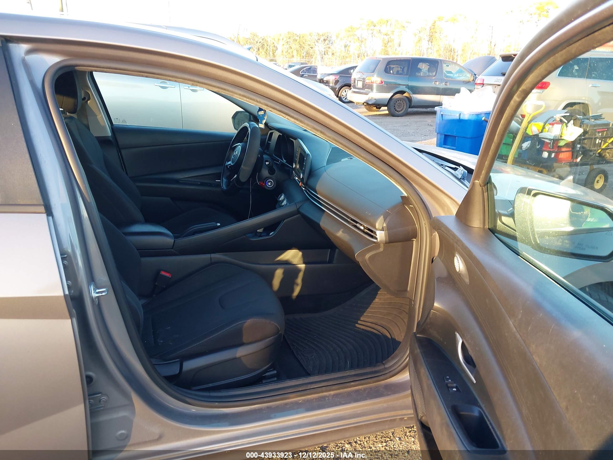 HYUNDAI ELANTRA image 5