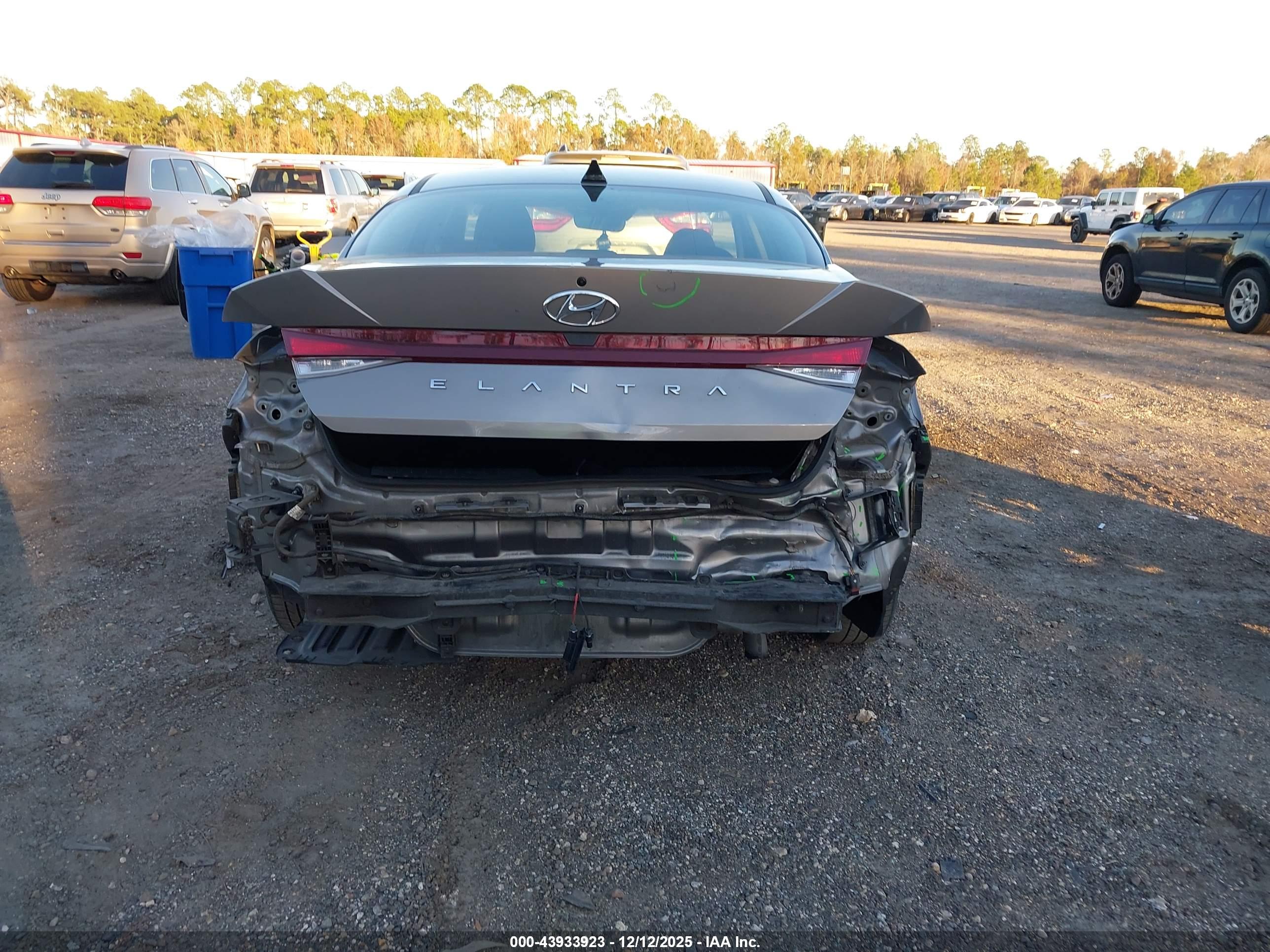 HYUNDAI ELANTRA image 6