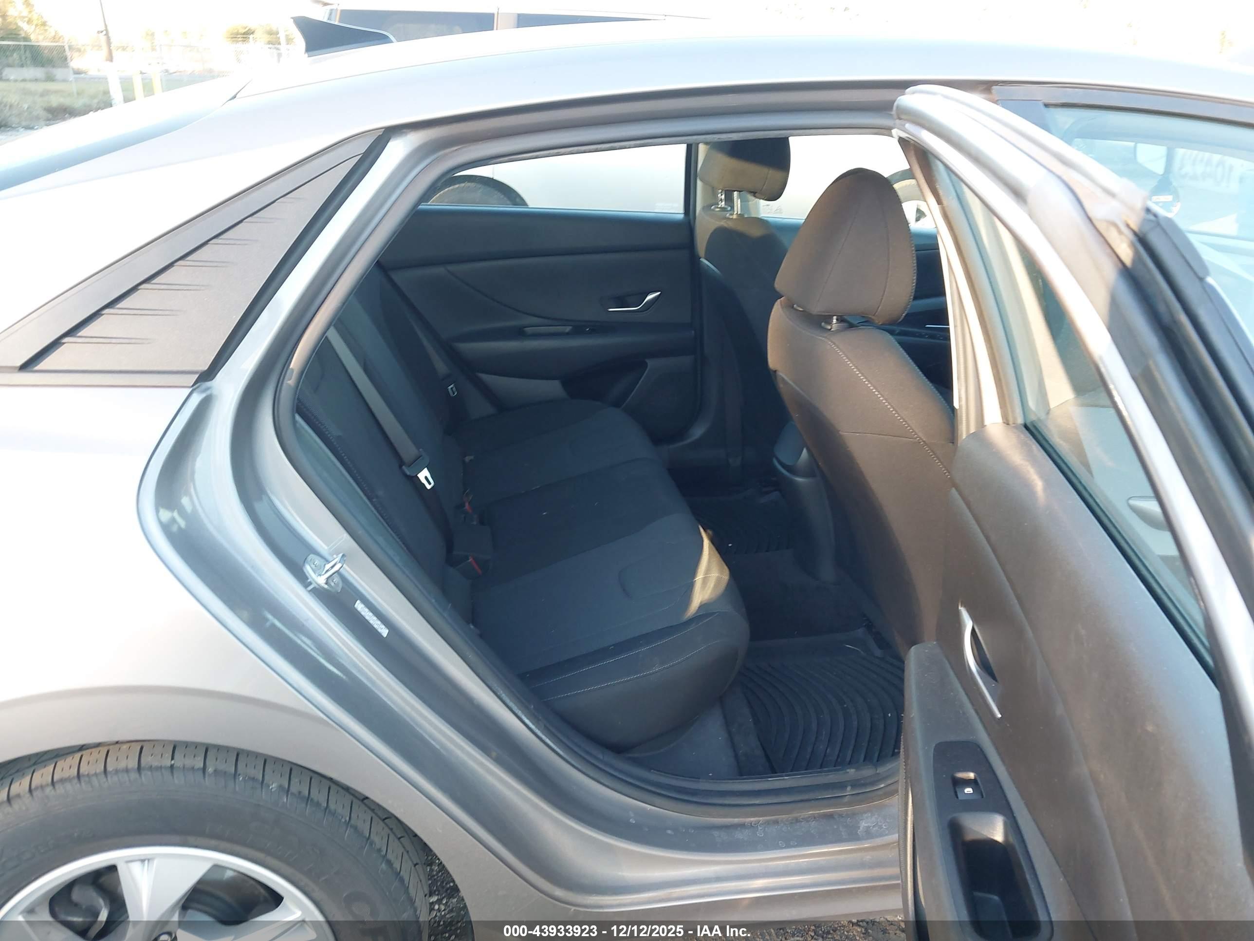 HYUNDAI ELANTRA image 8