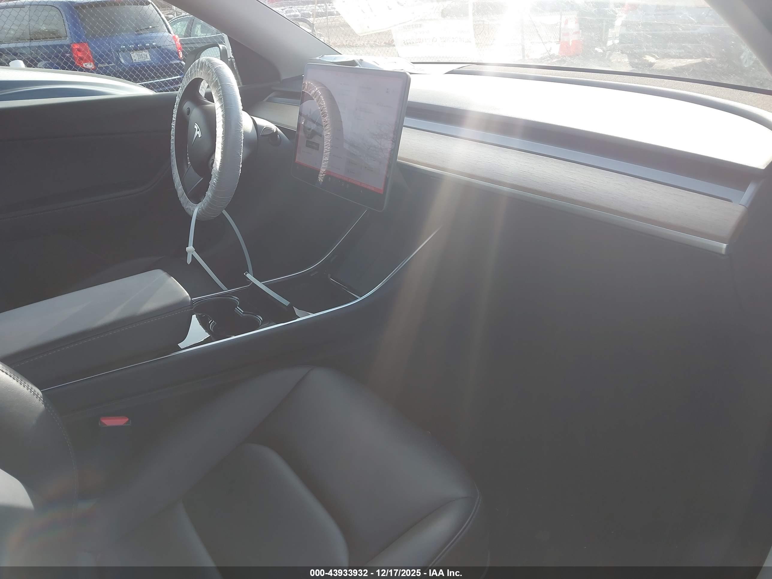TESLA MODEL image 5