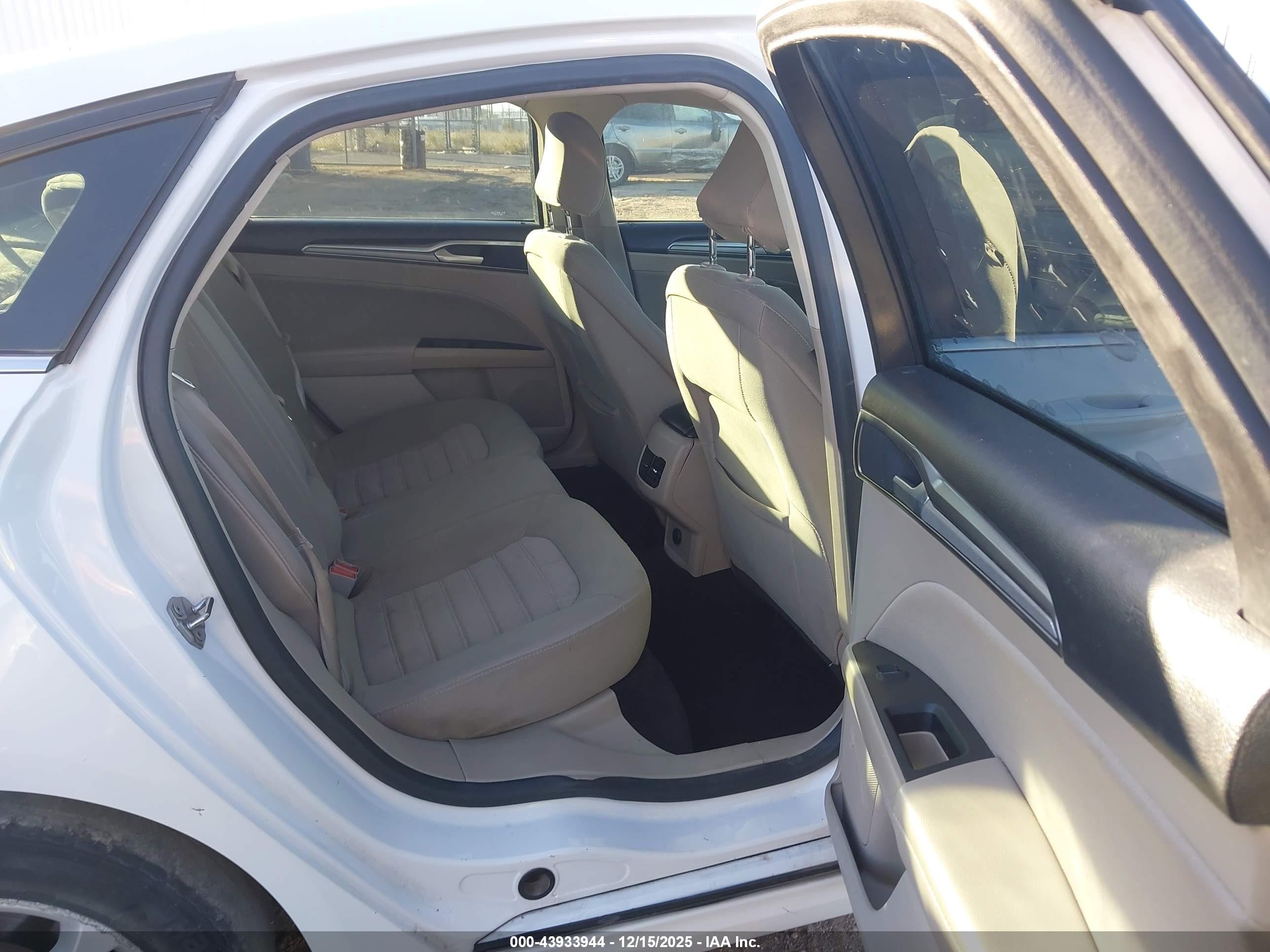 FORD FUSION image 8