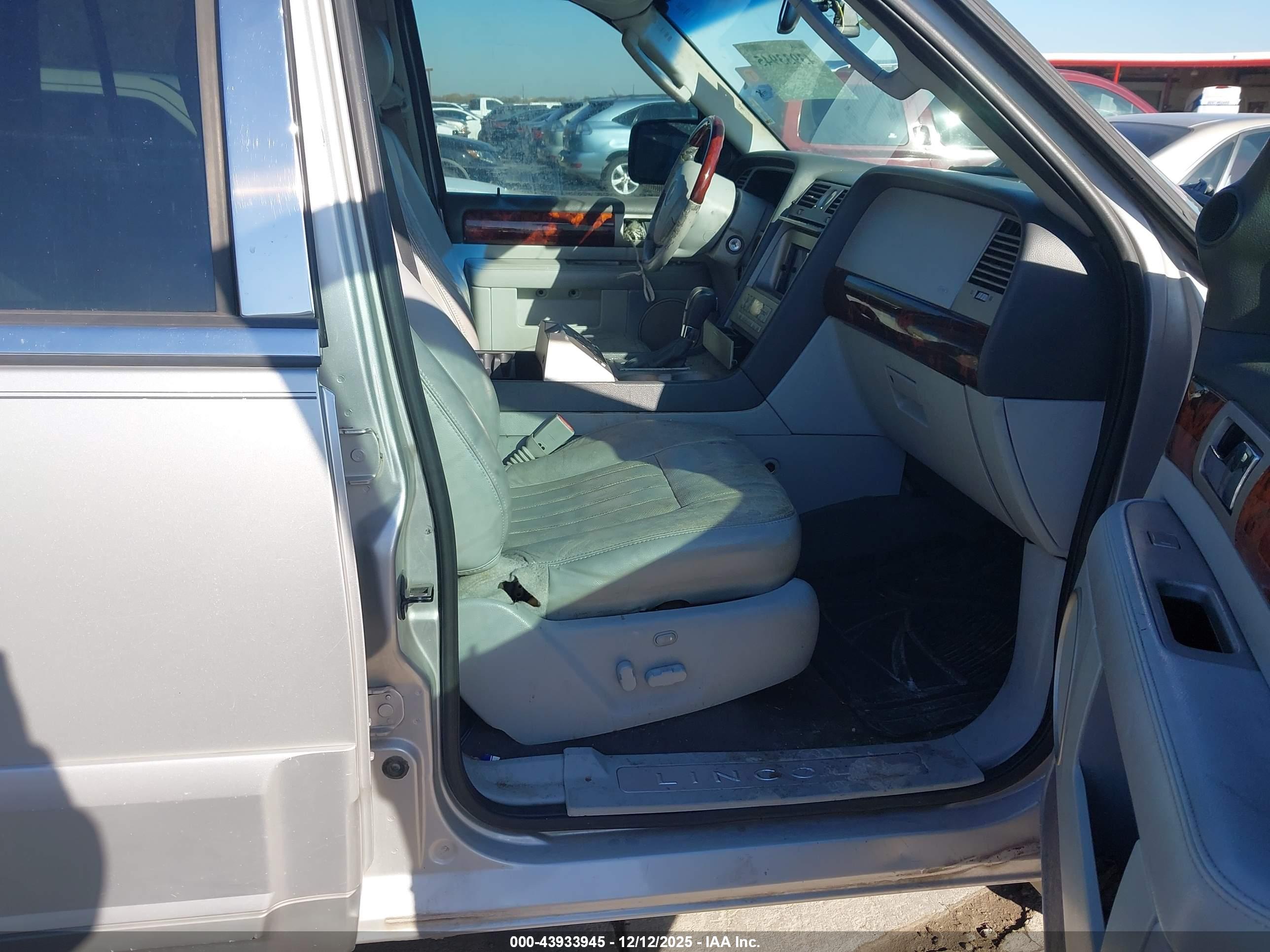 LINCOLN NAVIGATOR image 5