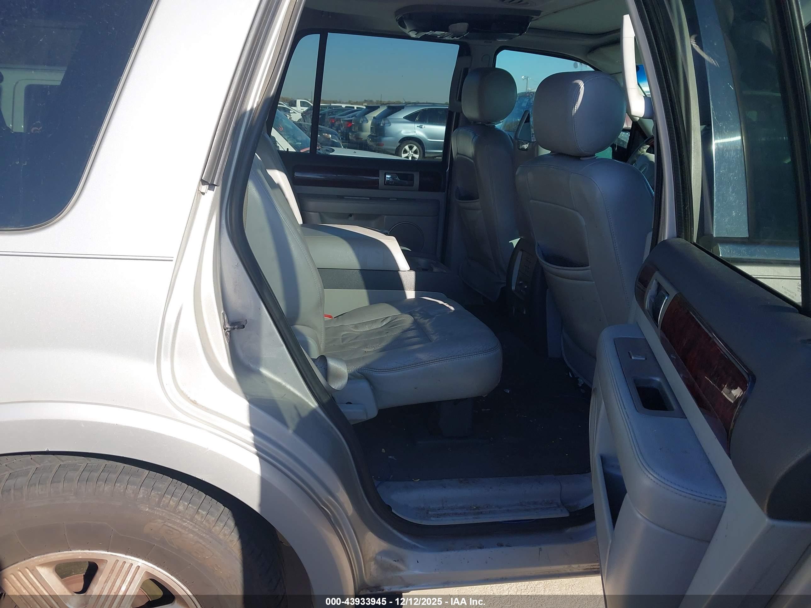 LINCOLN NAVIGATOR image 8