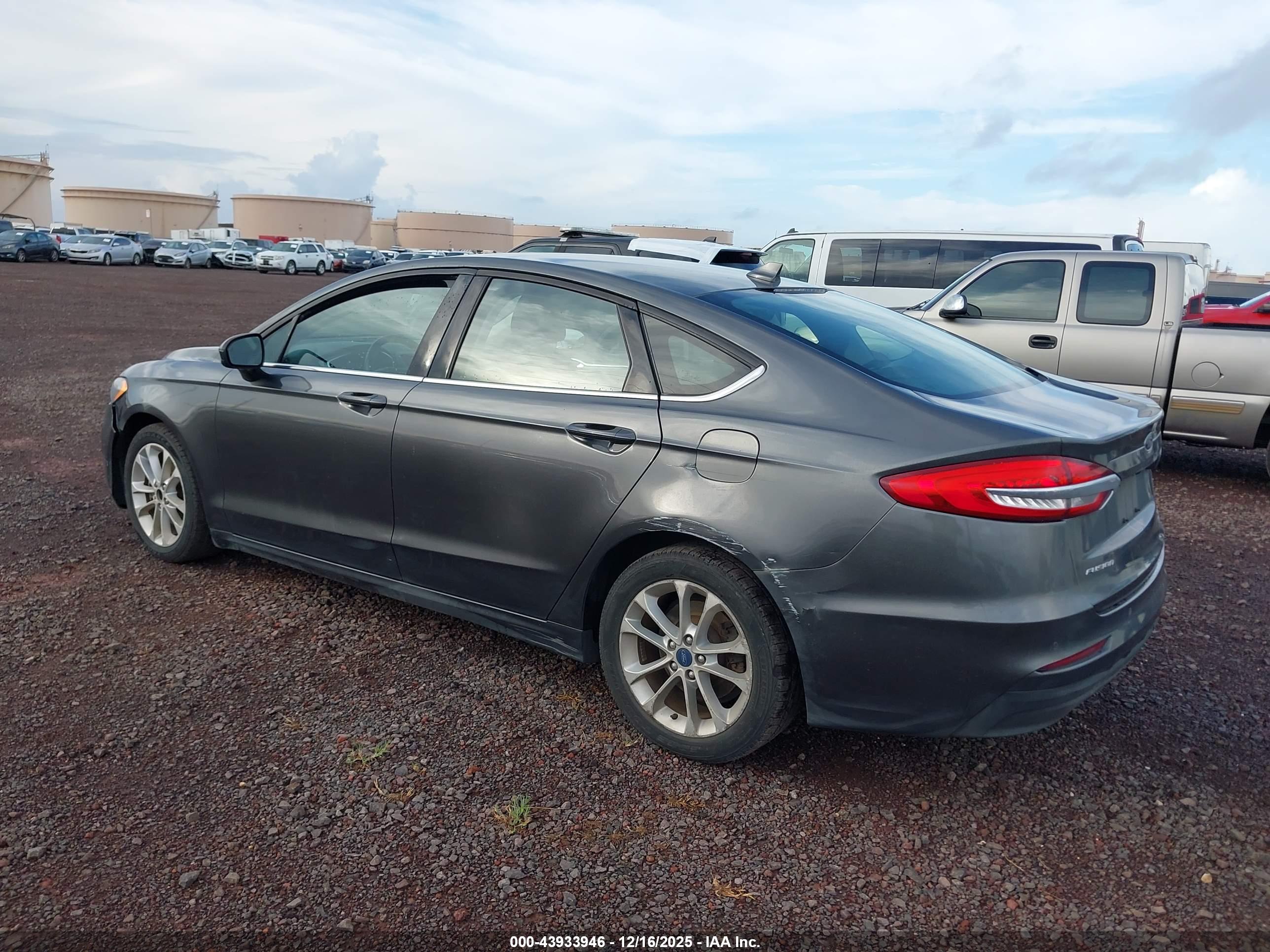 FORD FUSION image 3