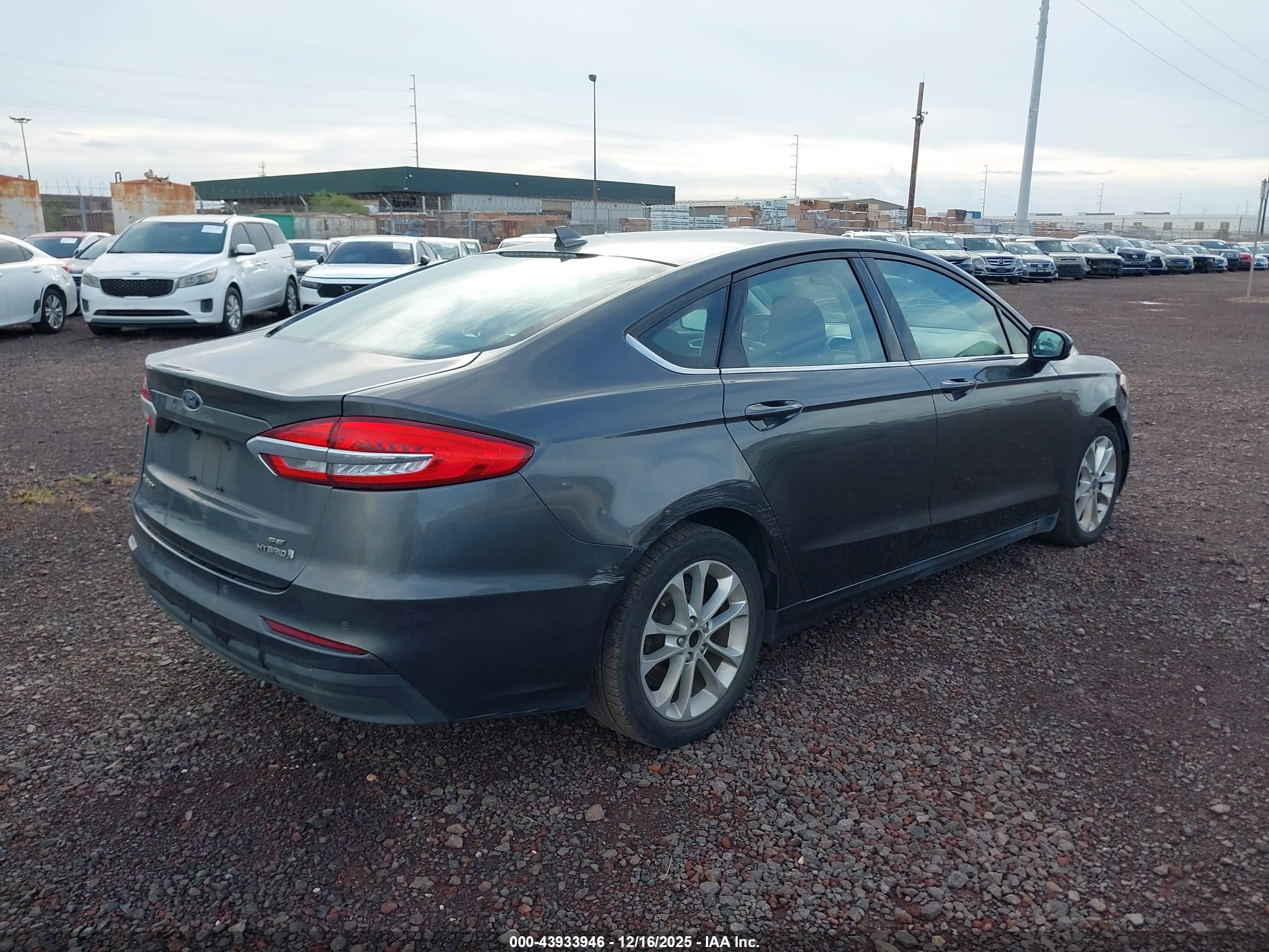 FORD FUSION image 4