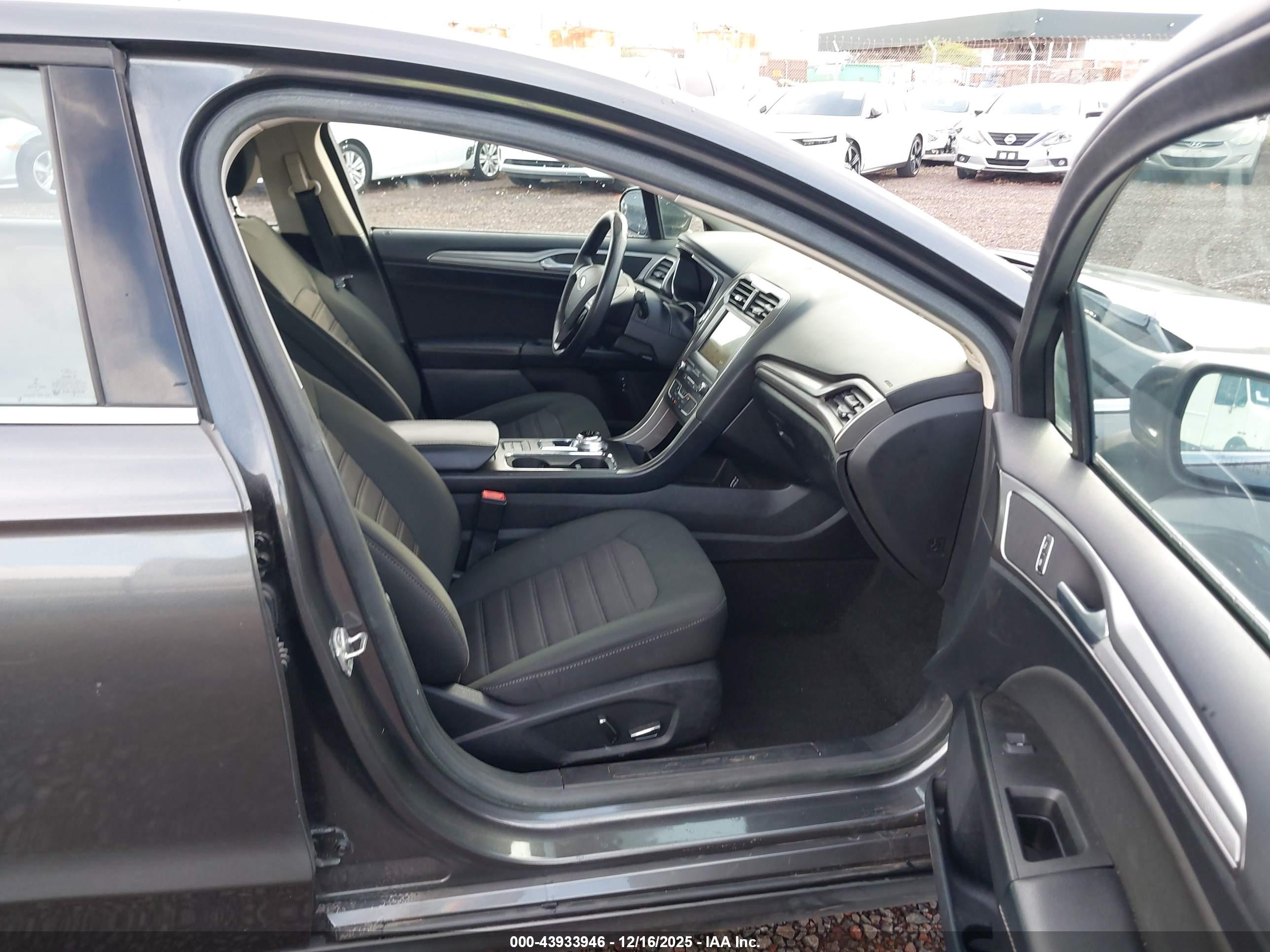 FORD FUSION image 5